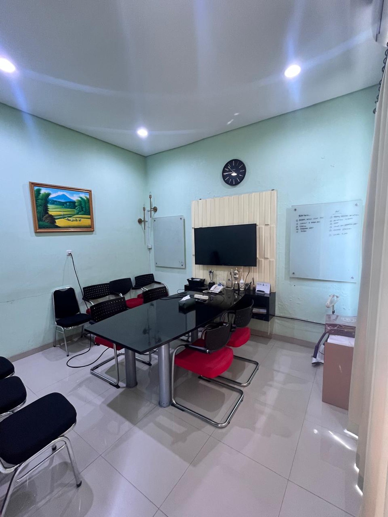 Rumah Kantor Luas dengan LT 375 LB 416 Semi Furnished 
