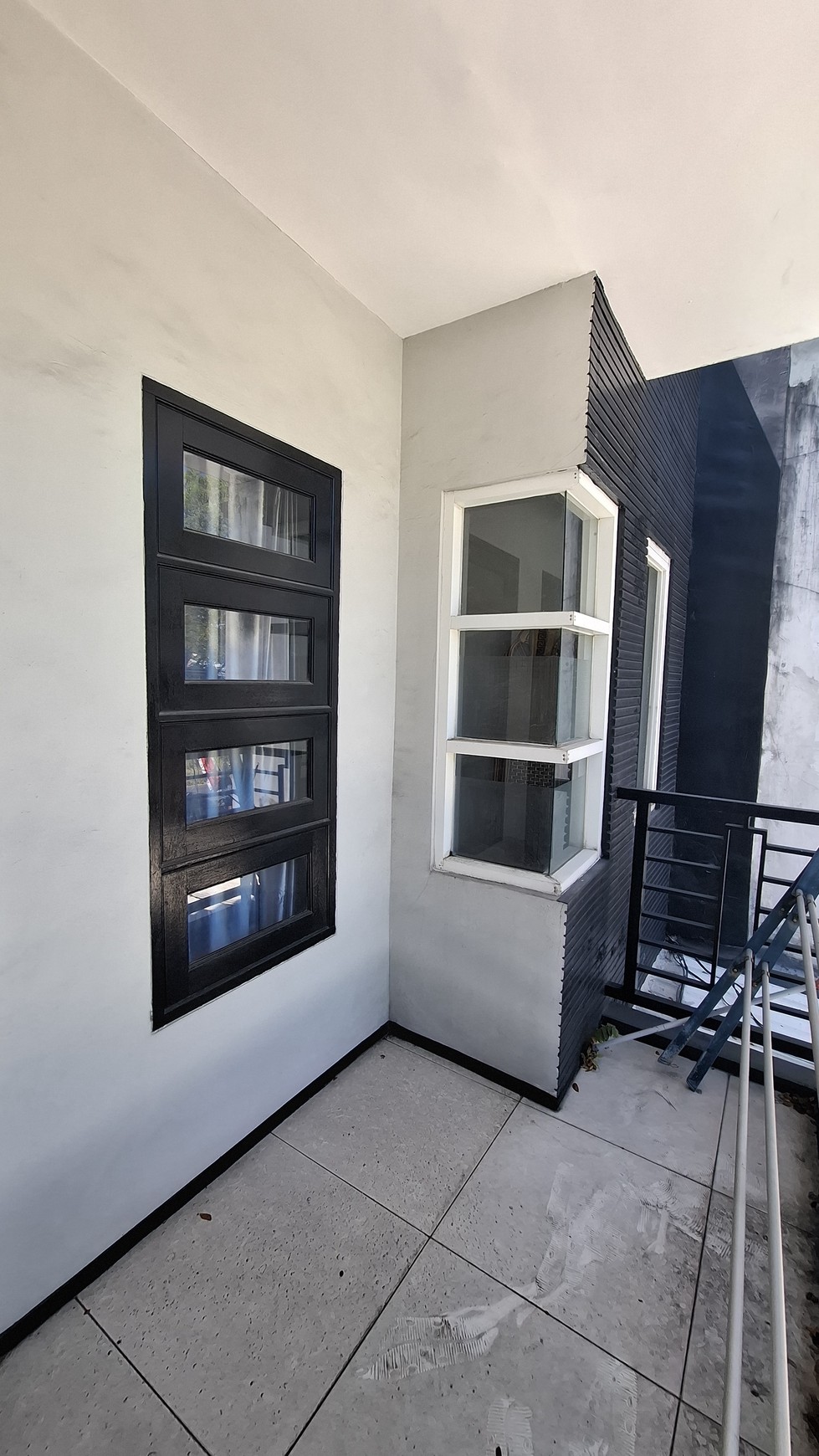 Dijual rumah strategis Surabaya Timur, 2 lantai, SHM, semi furnish. Dekat Merr, kampus UPN, UINSA, dan Poltek Pelayaran.