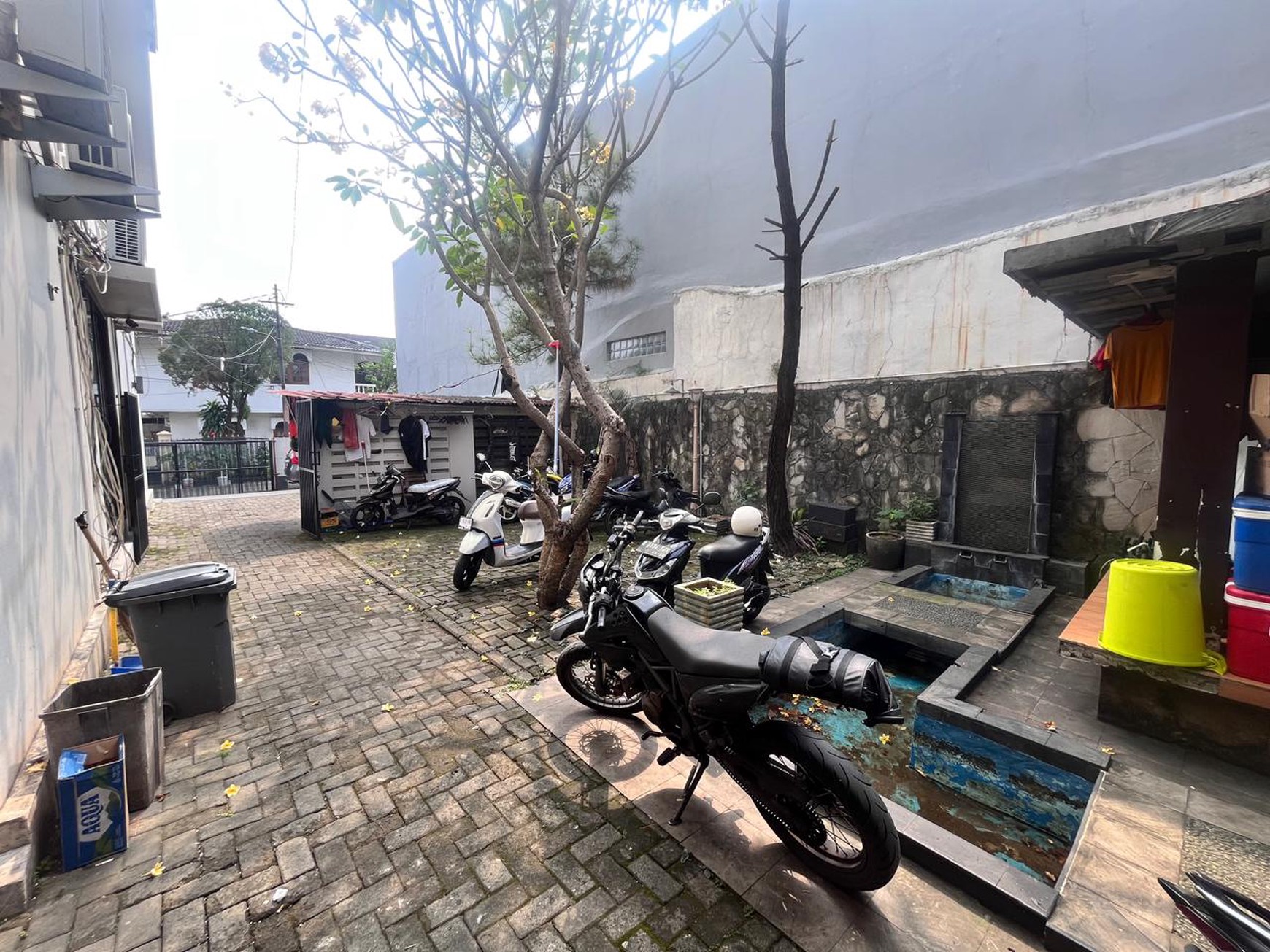 Rumah Kantor Luas dengan LT 375 LB 416 Semi Furnished 