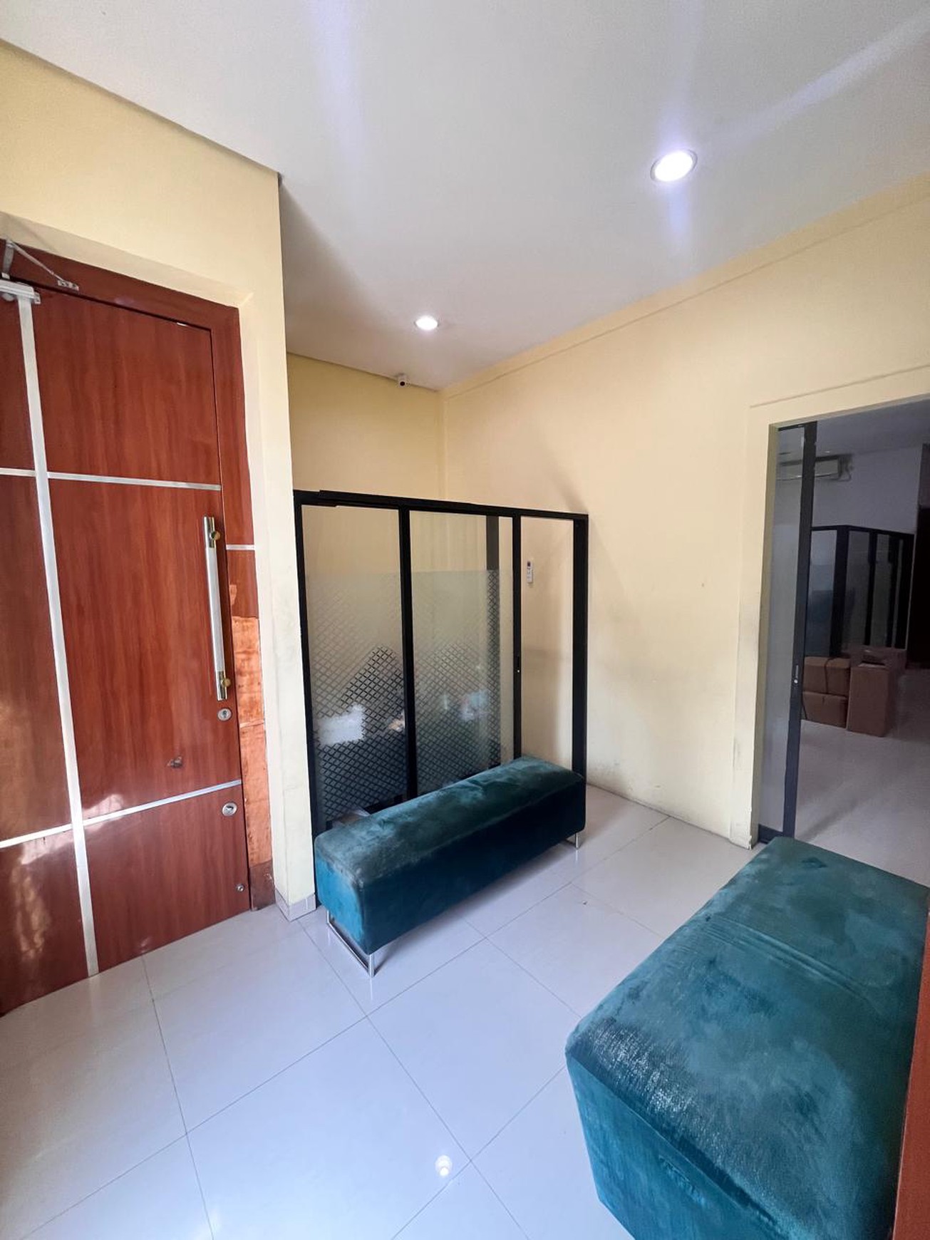 Rumah Kantor Luas dengan LT 375 LB 416 Semi Furnished 