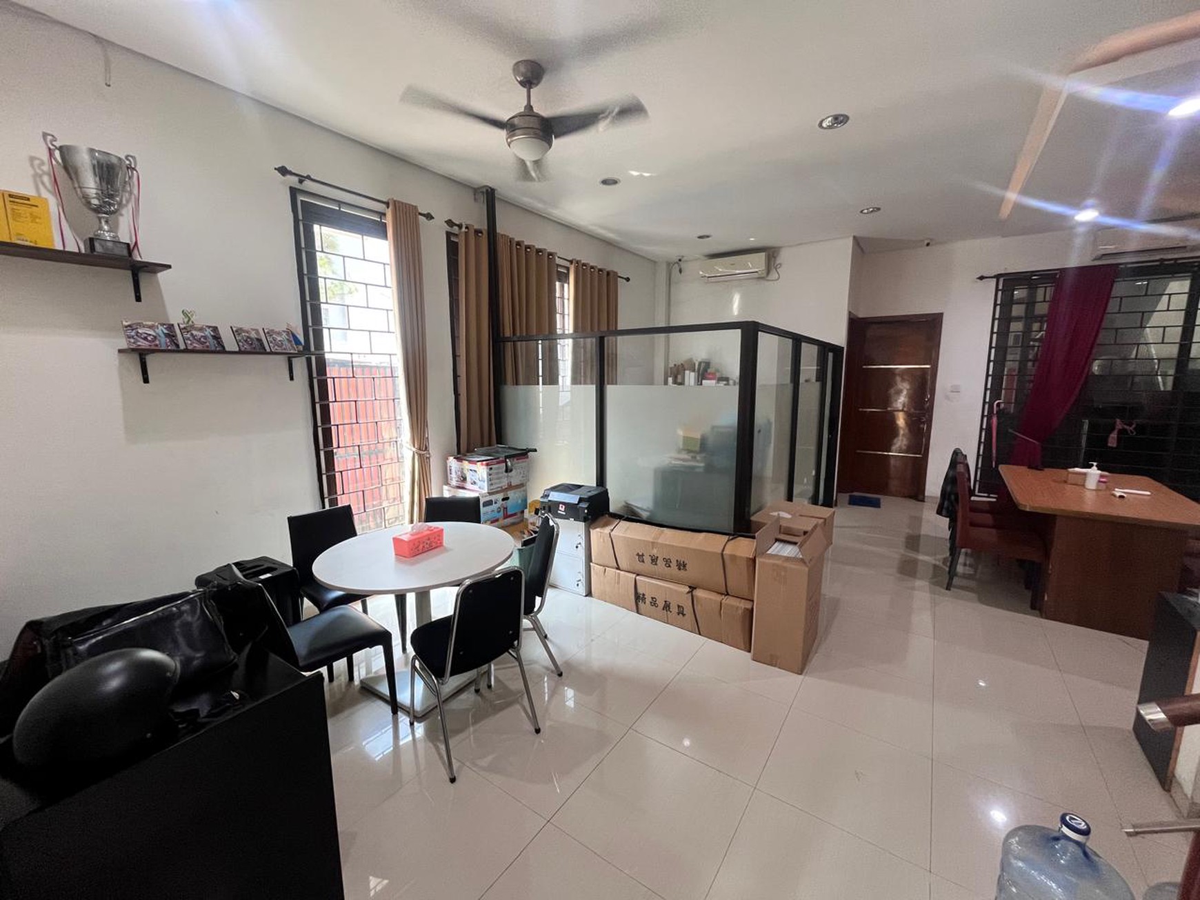 Rumah Kantor Luas dengan LT 375 LB 416 Semi Furnished 
