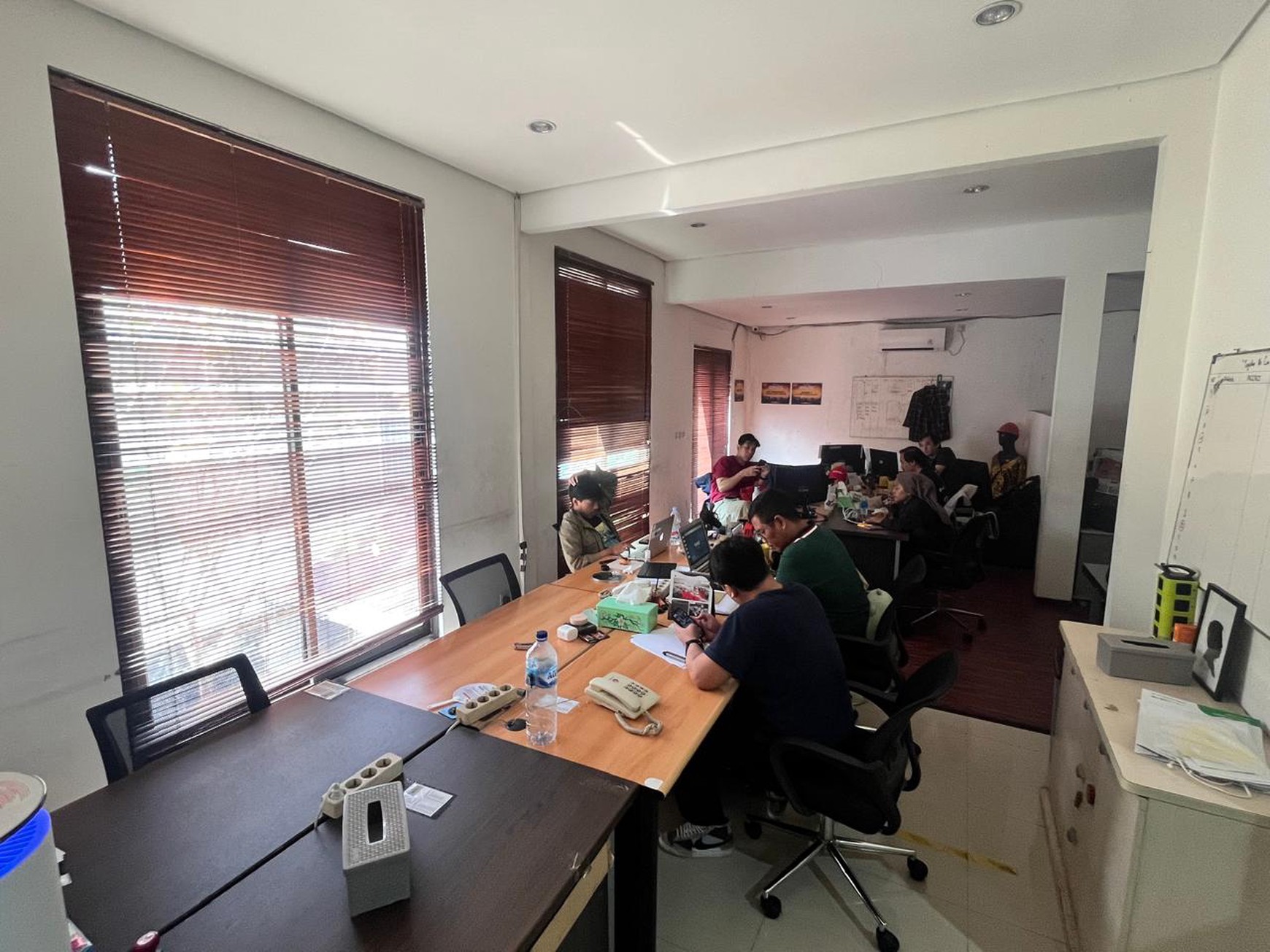 Rumah Kantor Luas dengan LT 375 LB 416 Semi Furnished 