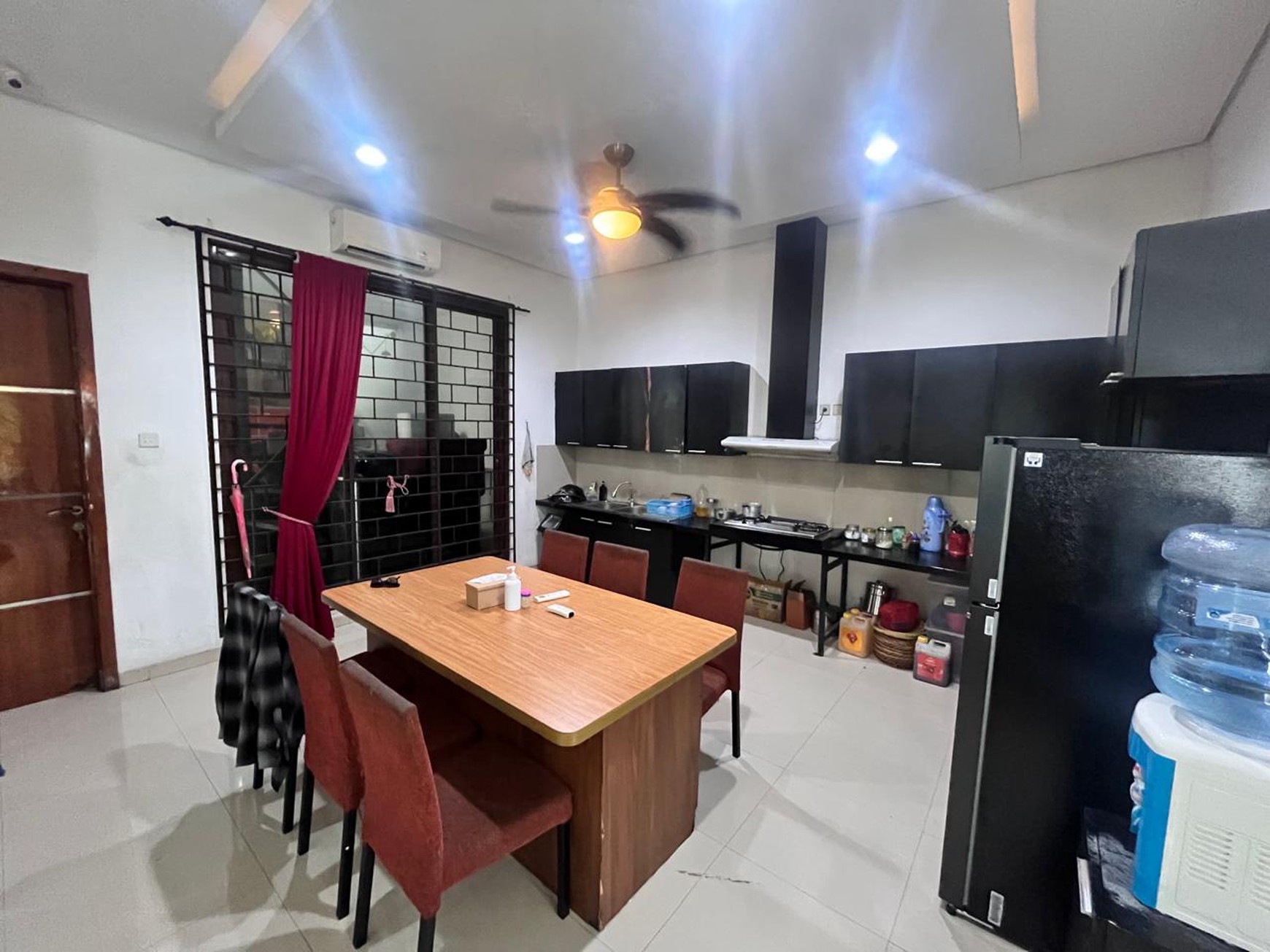 Rumah Kantor Luas dengan LT 375 LB 416 Semi Furnished 