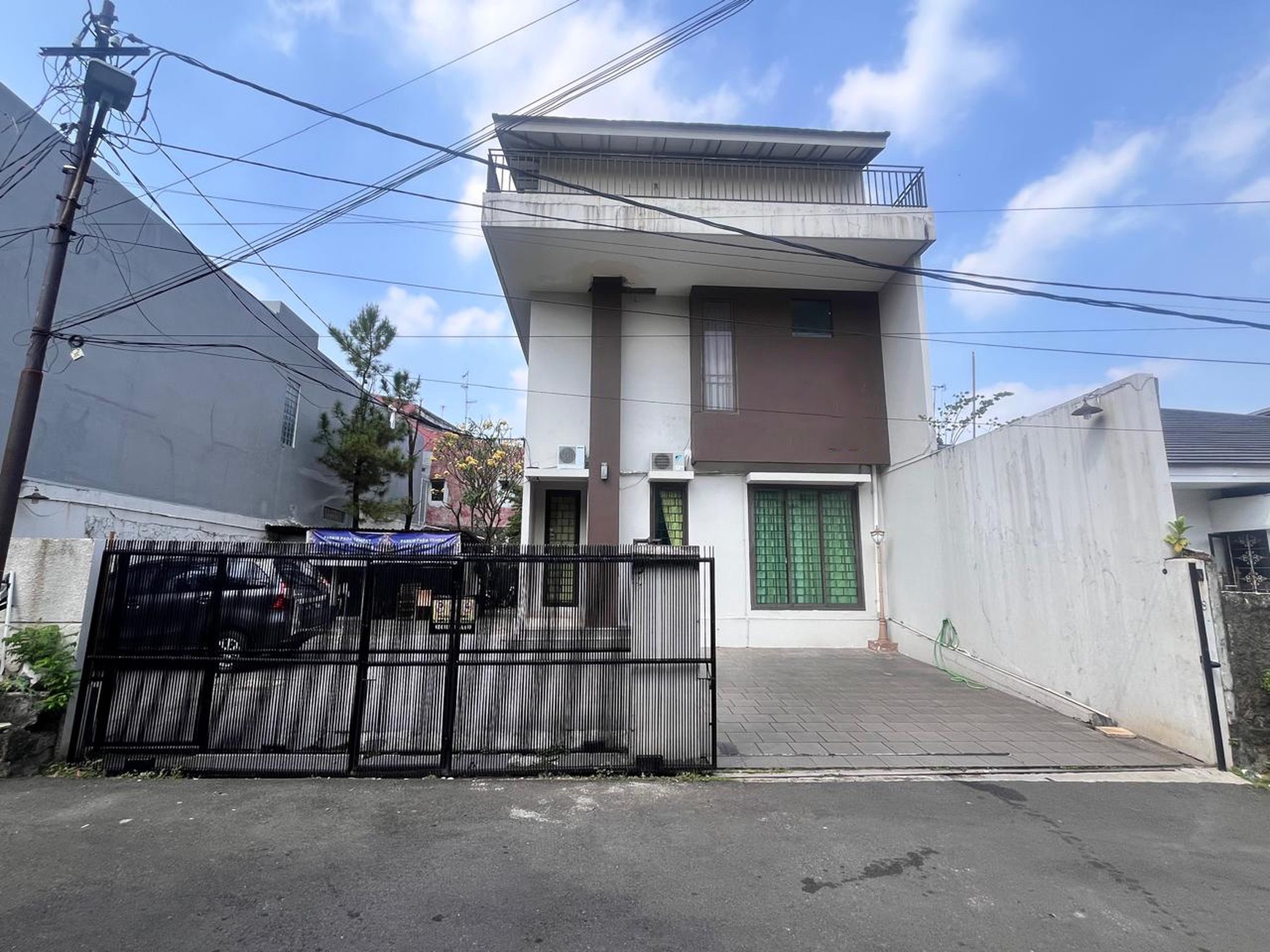 Rumah Kantor Luas dengan LT 375 LB 416 Semi Furnished 