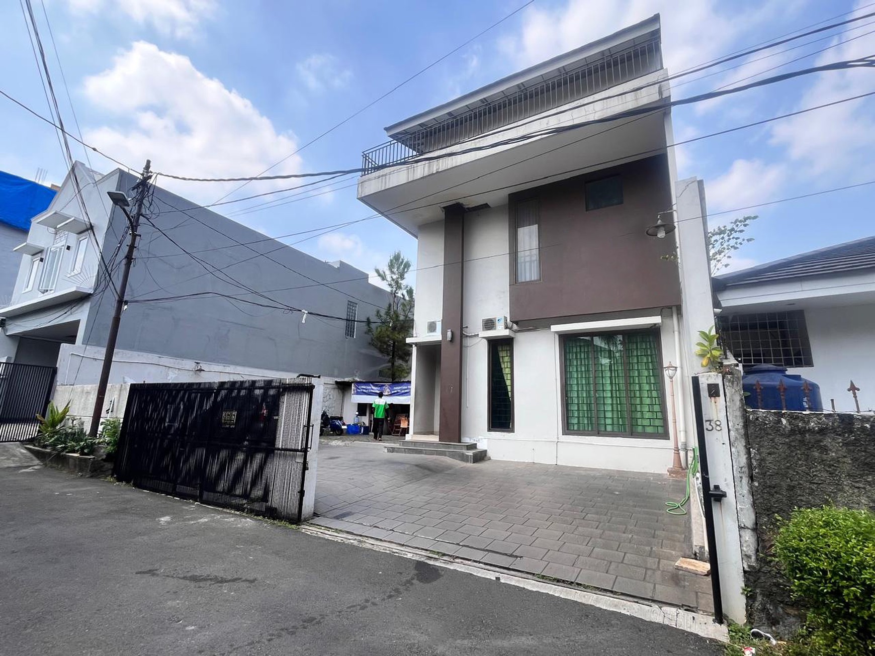 Rumah Kantor Luas dengan LT 375 LB 416 Semi Furnished 