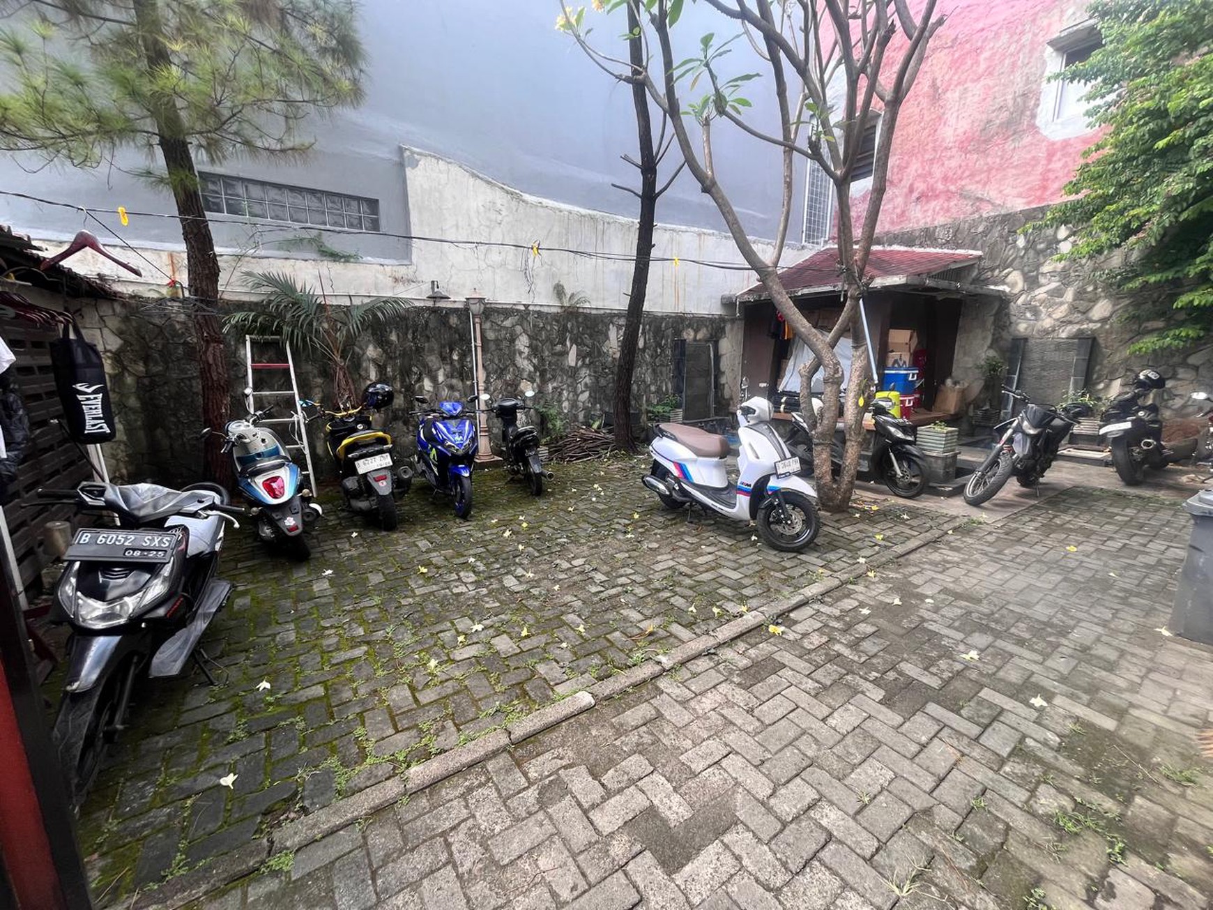 Rumah Kantor Luas dengan LT 375 LB 416 Semi Furnished 