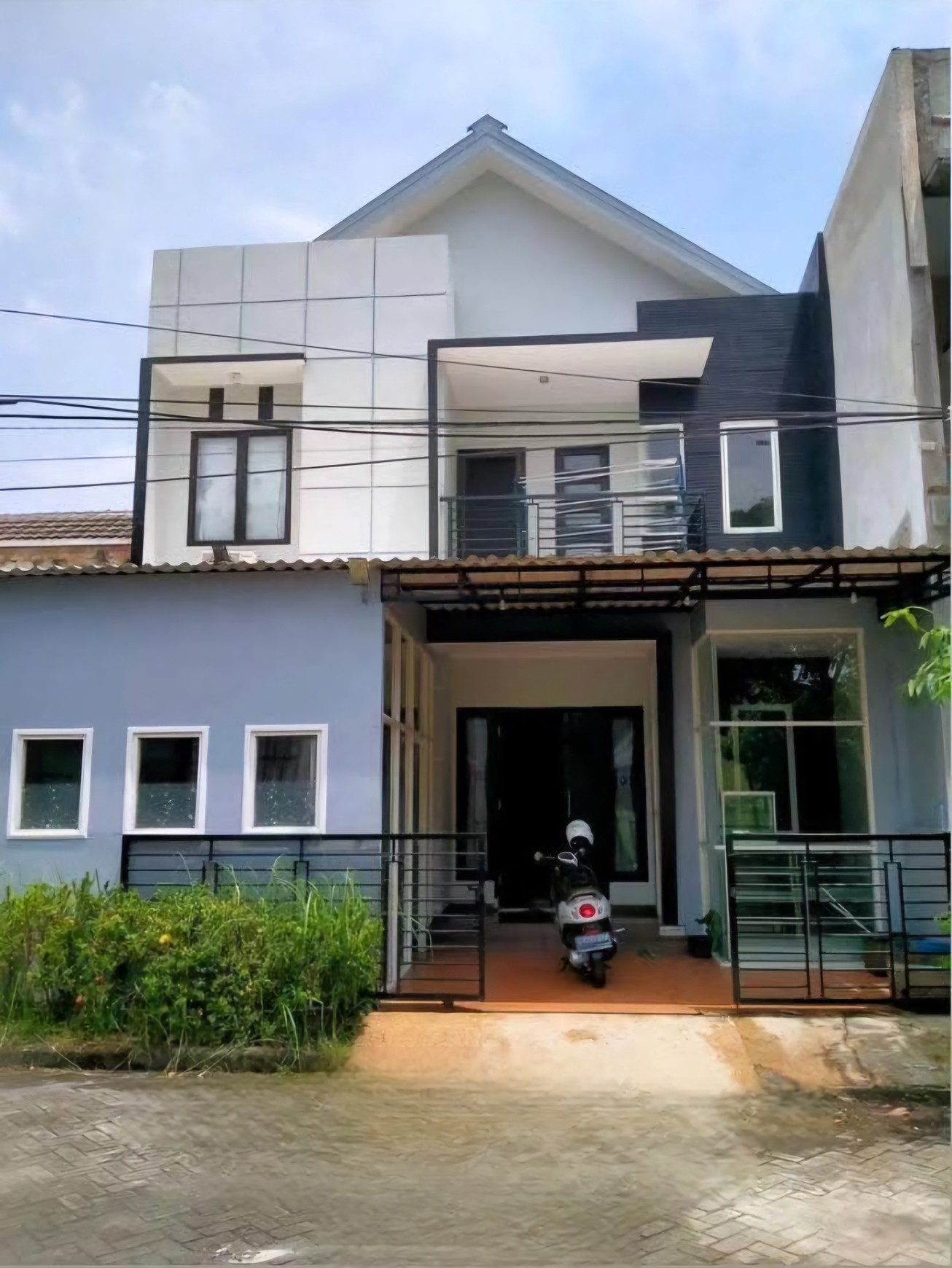 Rumah siap huni 2 lantai di Surabaya Timur. Dekat fasilitas umum, keamanan one gate system, cocok untuk usaha atau hunian.