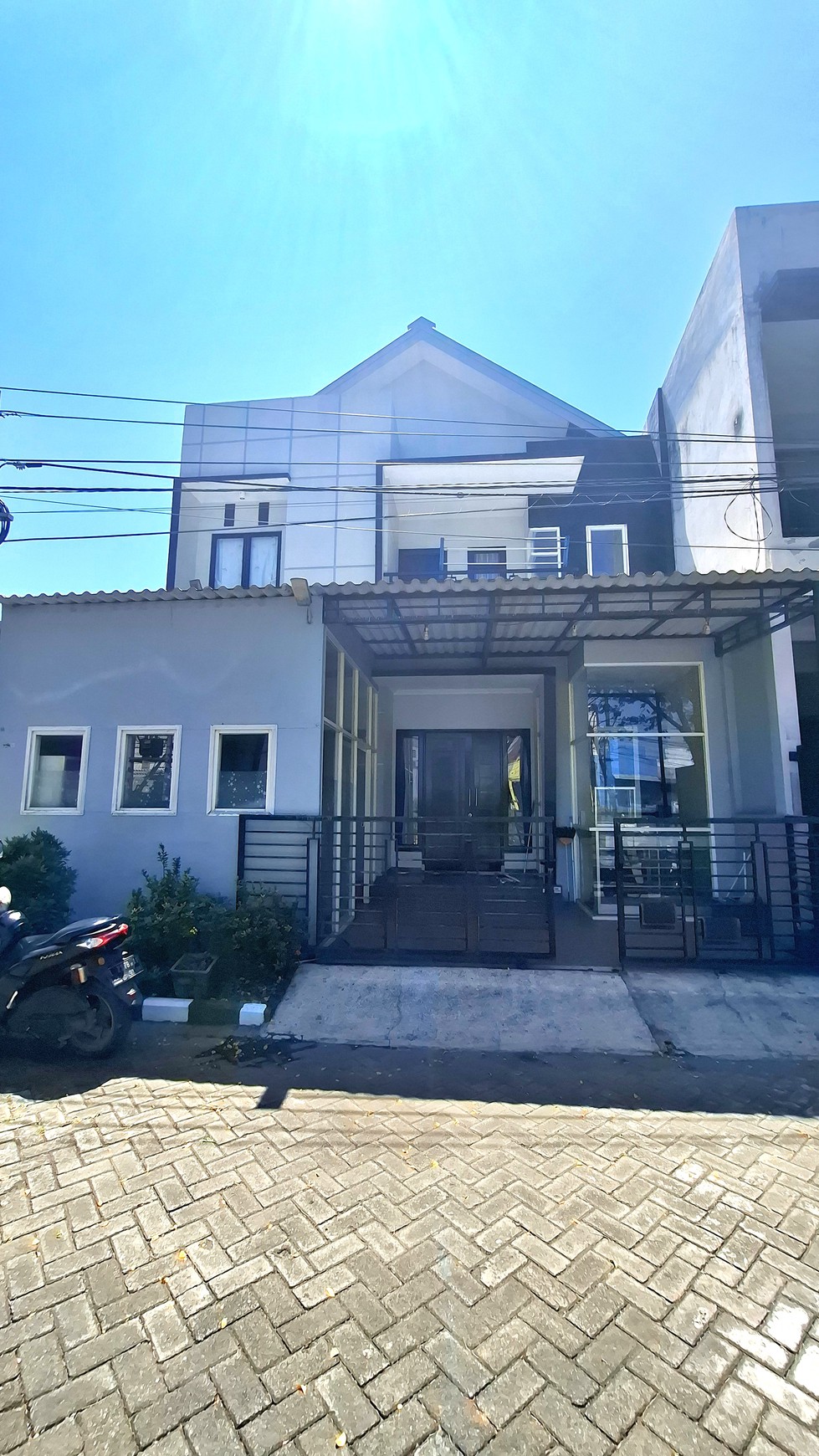 Rumah siap huni 2 lantai di Surabaya Timur. Dekat fasilitas umum, keamanan one gate system, cocok untuk usaha atau hunian.