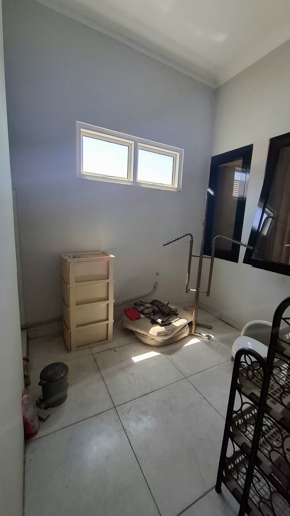 Rumah siap huni 2 lantai di Surabaya Timur. Dekat fasilitas umum, keamanan one gate system, cocok untuk usaha atau hunian.