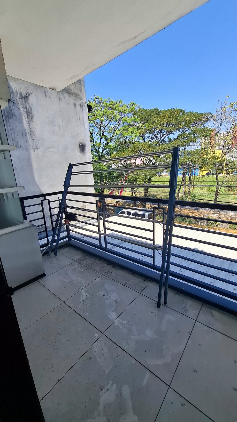 Rumah siap huni 2 lantai di Surabaya Timur. Dekat fasilitas umum, keamanan one gate system, cocok untuk usaha atau hunian.