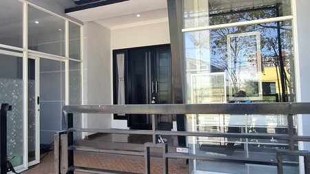 Rumah siap huni 2 lantai di Surabaya Timur. Dekat fasilitas umum, keamanan one gate system, cocok untuk usaha atau hunian.