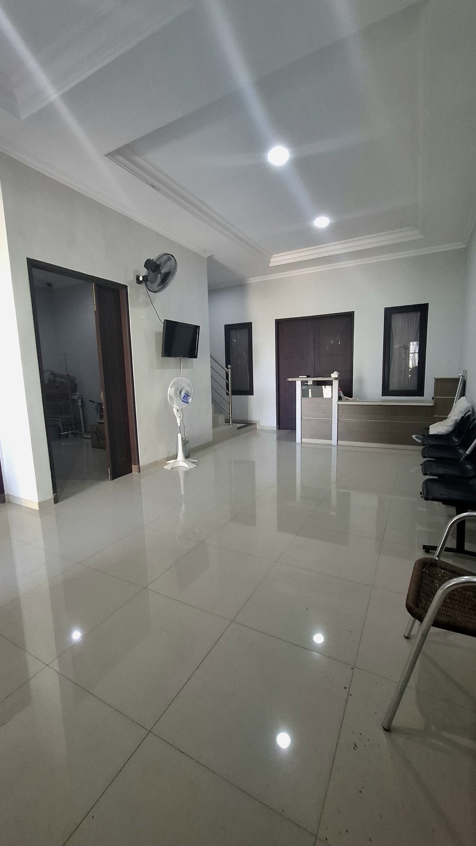 Rumah siap huni 2 lantai di Surabaya Timur. Dekat fasilitas umum, keamanan one gate system, cocok untuk usaha atau hunian.