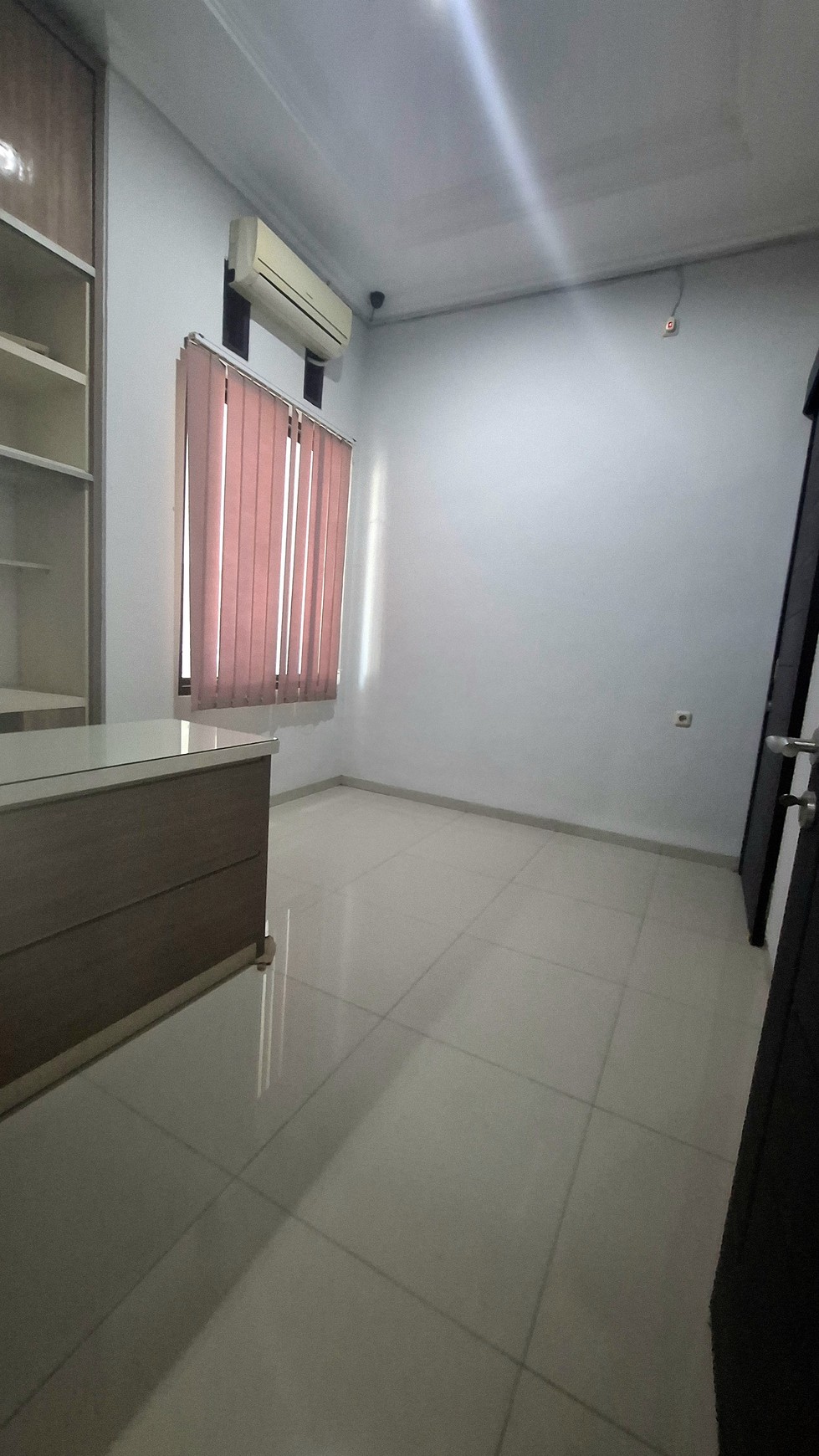 Rumah siap huni 2 lantai di Surabaya Timur. Dekat fasilitas umum, keamanan one gate system, cocok untuk usaha atau hunian.