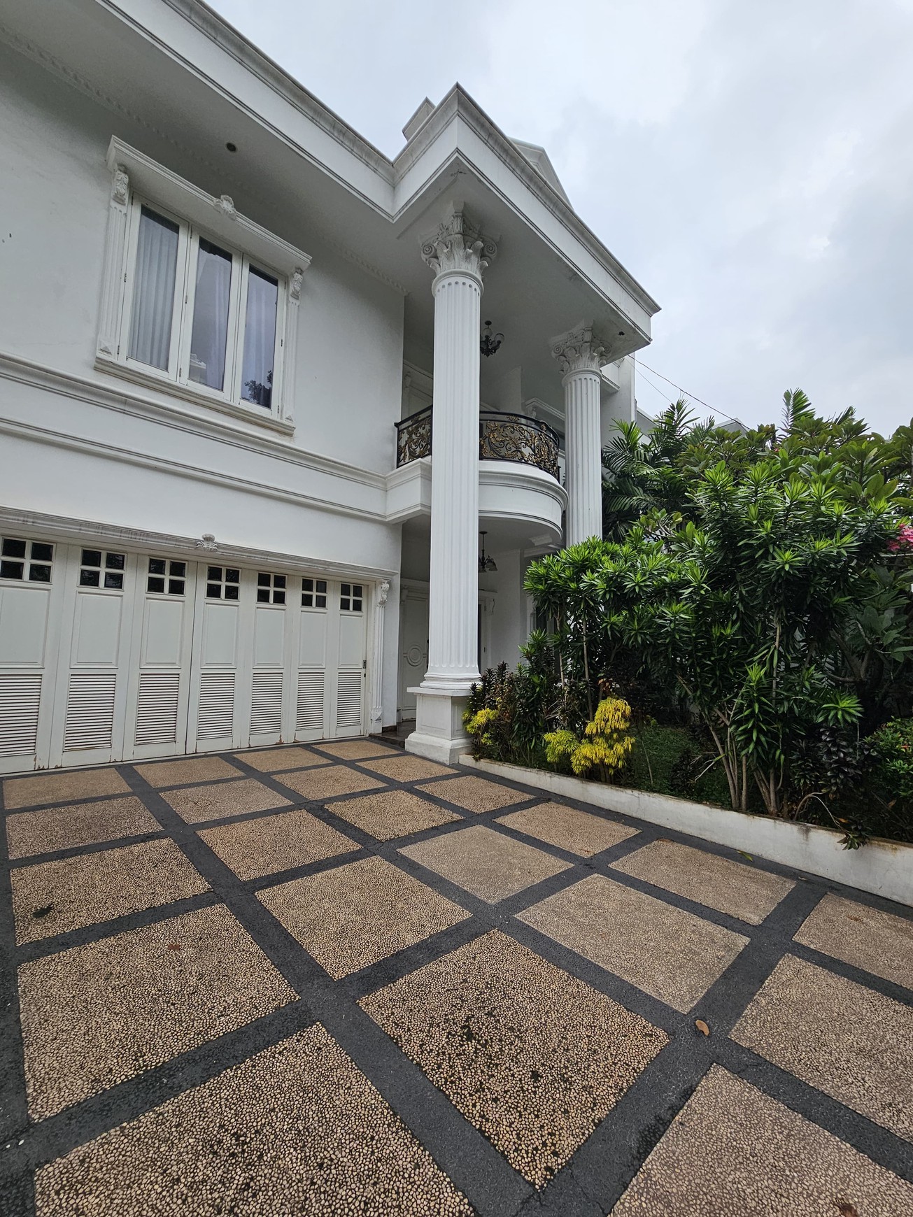 Rumah Besar Cantik indah di Lingkungan Asri indah Tebet Jakarta Selatan