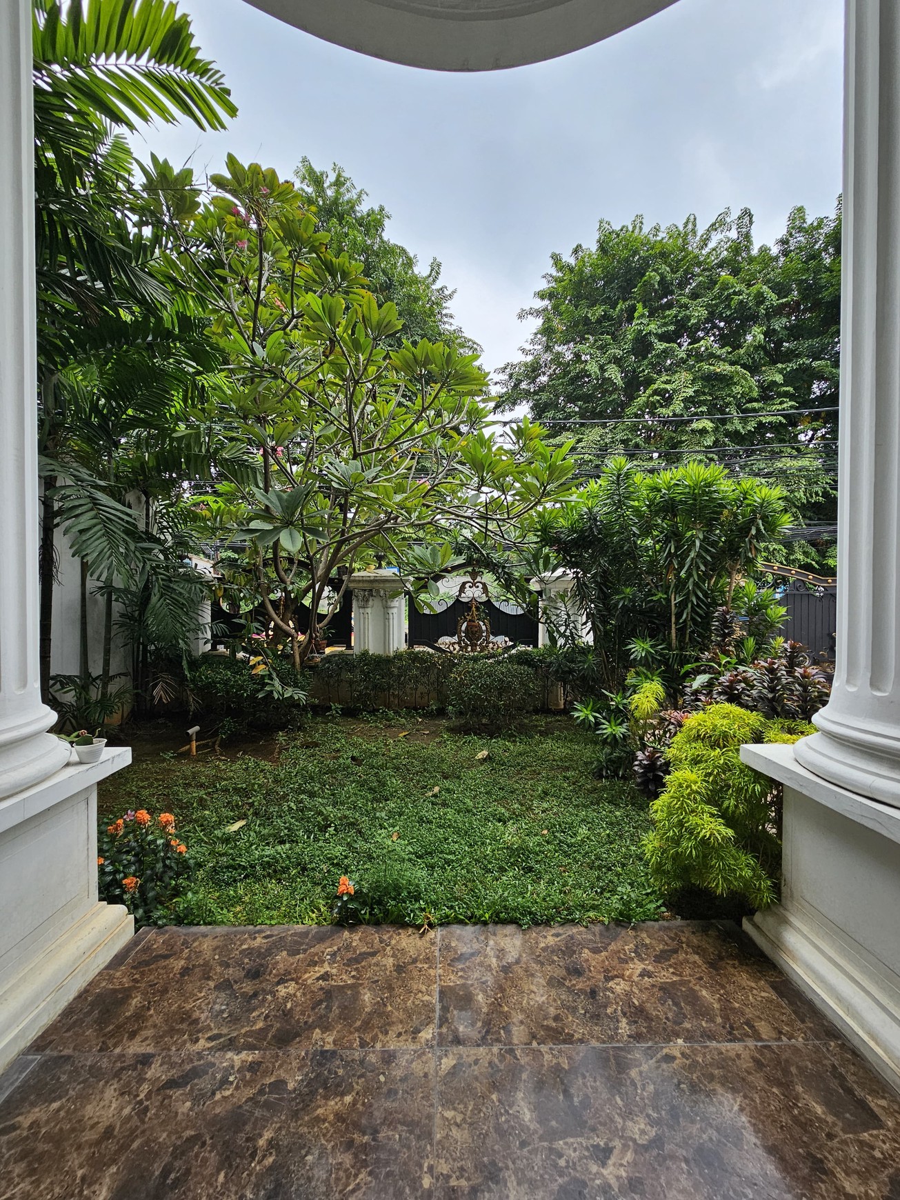 Rumah Besar Cantik indah di Lingkungan Asri indah Tebet Jakarta Selatan
