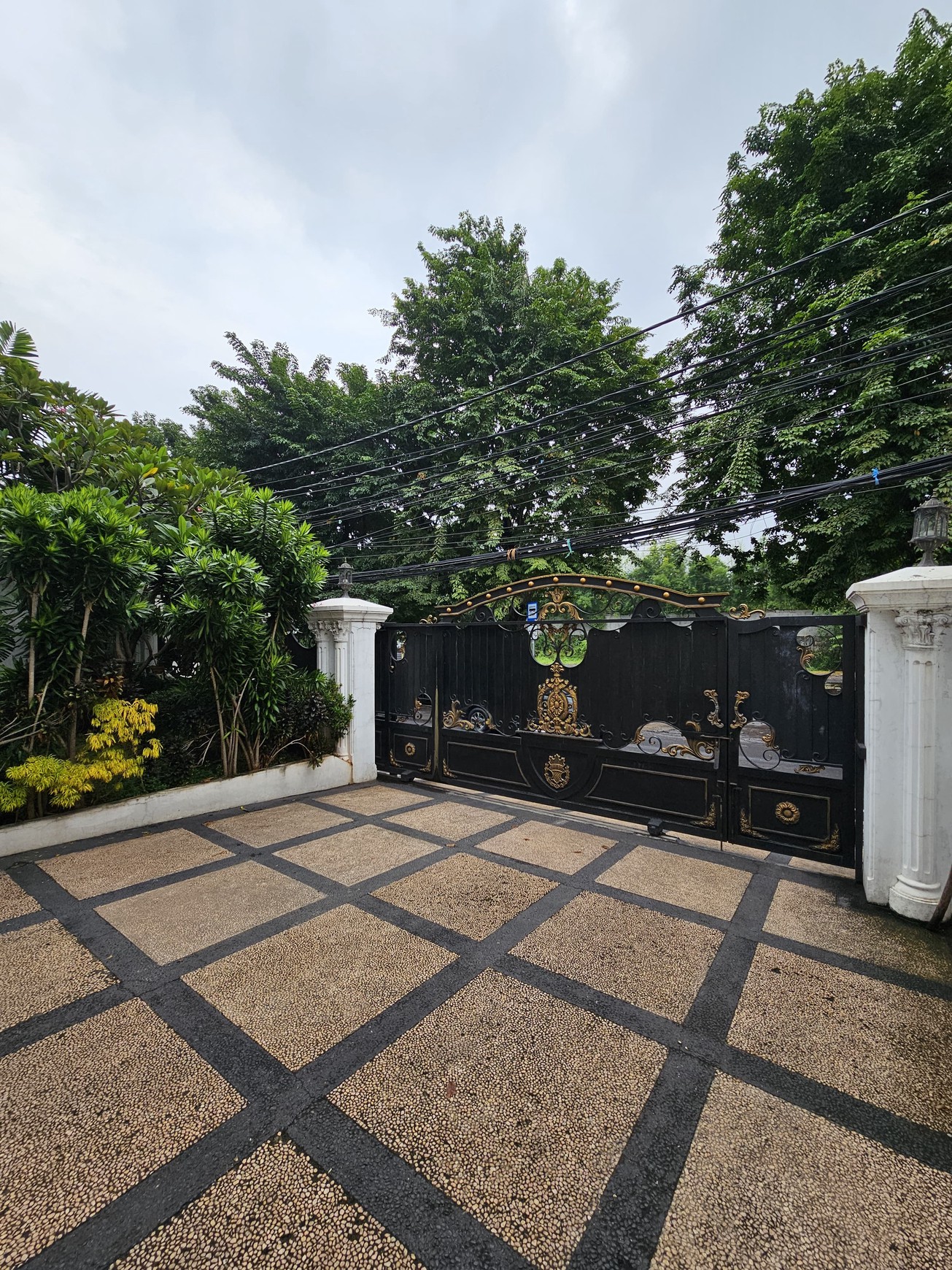 Rumah Besar Cantik indah di Lingkungan Asri indah Tebet Jakarta Selatan
