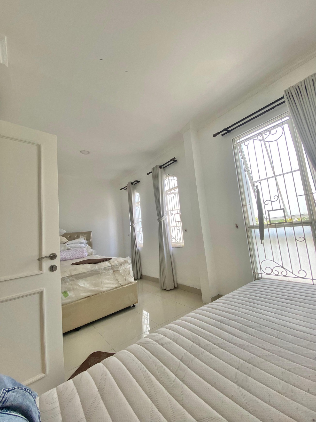 Rumah Siap Huni 2,5 Lantai di Cluster Brighton Millennium City, Parung 
