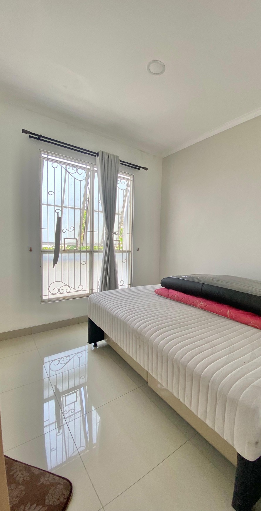 Rumah Siap Huni 2,5 Lantai di Cluster Brighton Millennium City, Parung 