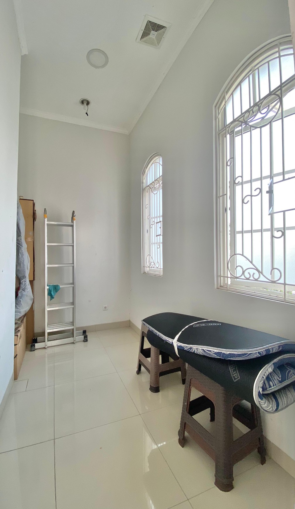 Rumah Siap Huni 2,5 Lantai di Cluster Brighton Millennium City, Parung 