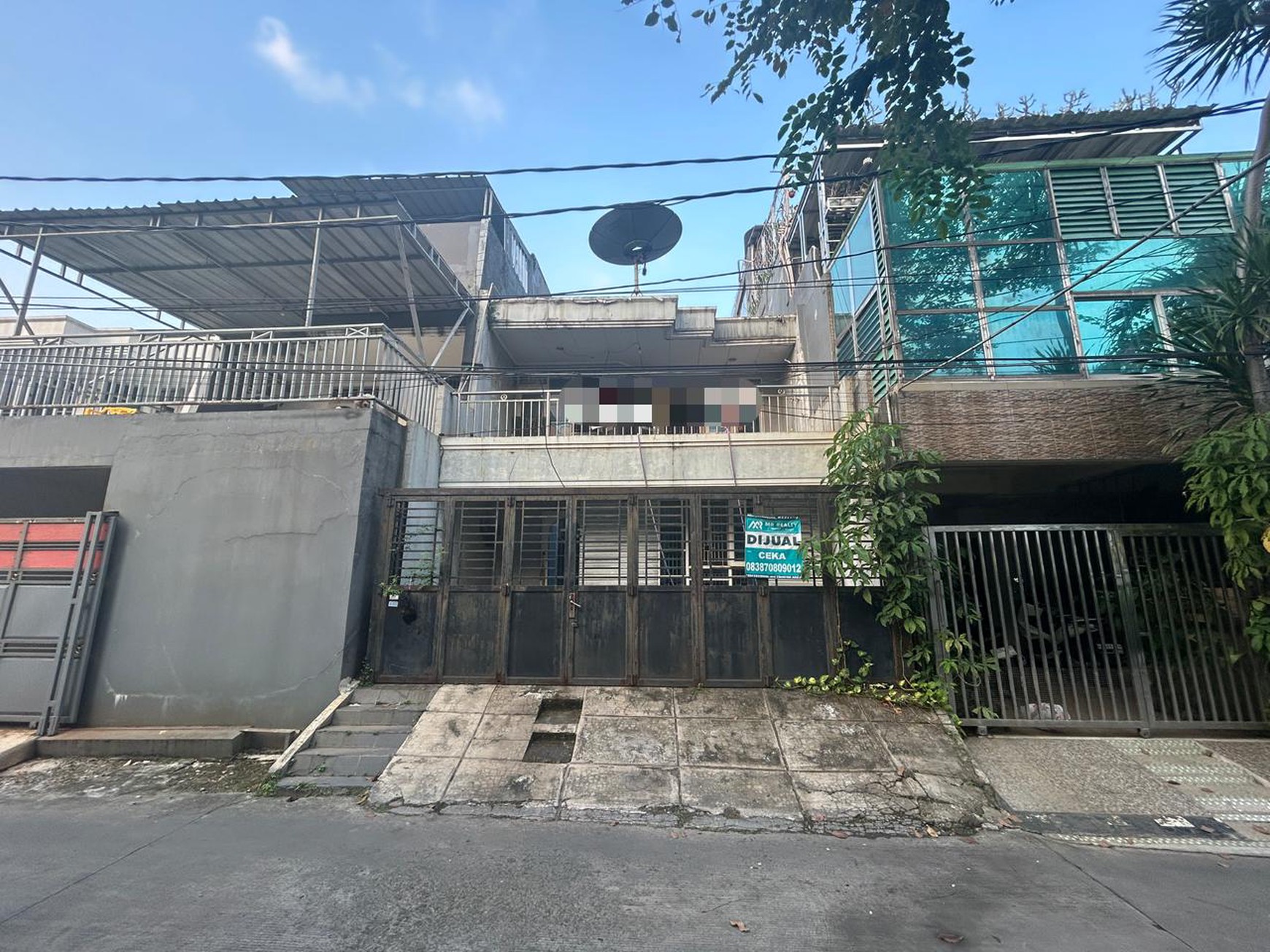 Dijual Rumah 2 Lantai perlu Renovasi di Green Garden Jakarta Barat
