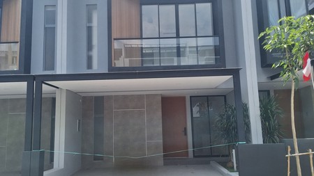 Disewakan Rumah Dua Lantai North West Lake Citraland Surabaya