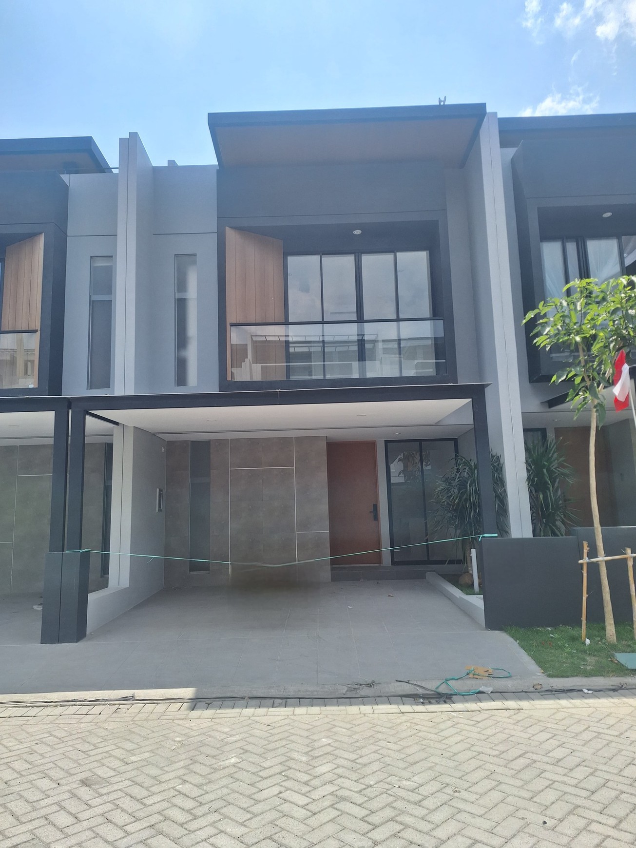 Disewakan Rumah Dua Lantai North West Lake Citraland Surabaya