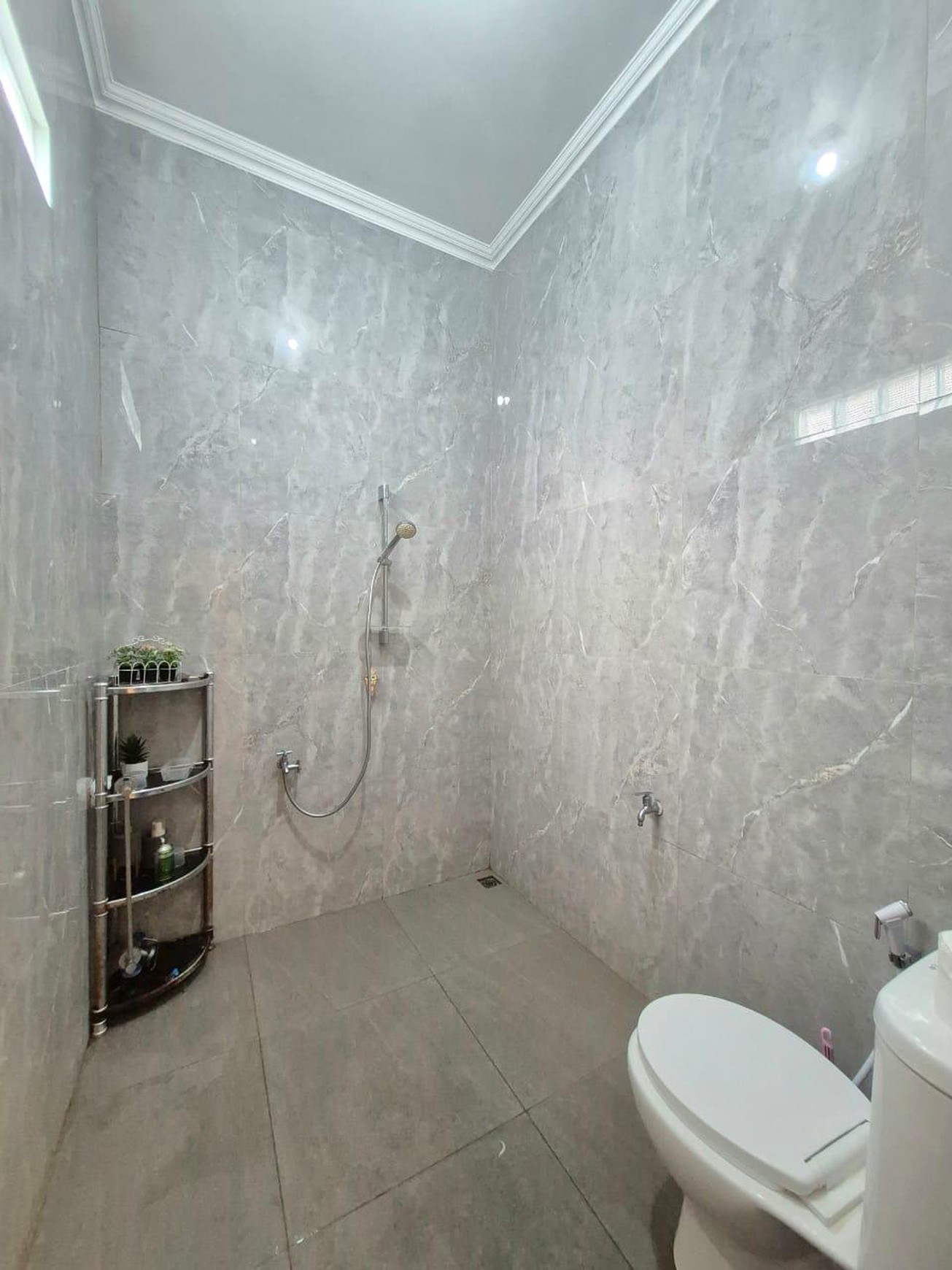 Hot Sale!! Rumah Cantik dengan KT 3 KM 2 sudah SHM