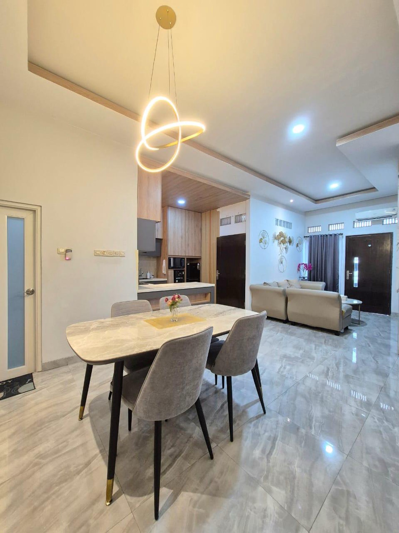 Hot Sale!! Rumah Cantik dengan KT 3 KM 2 sudah SHM