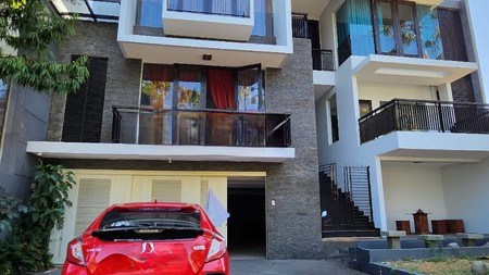 Disewakan Rumah  Tiga Lantai Private Kolam Renang  CITRALAND Surabaya Barat