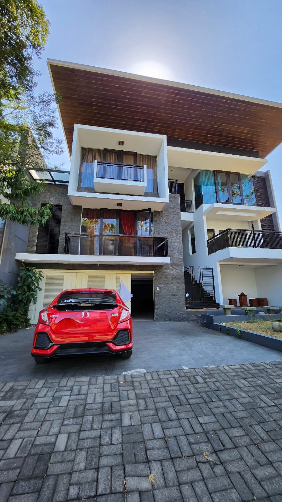 Disewakan Rumah  Tiga Lantai Private Kolam Renang  CITRALAND Surabaya Barat