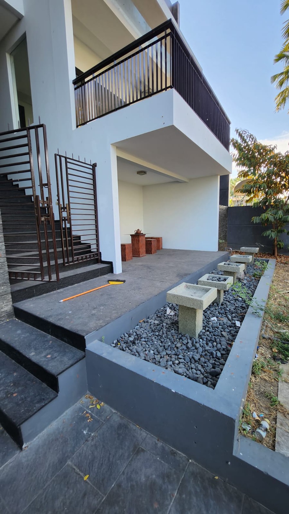Disewakan Rumah  Tiga Lantai Private Kolam Renang  CITRALAND Surabaya Barat