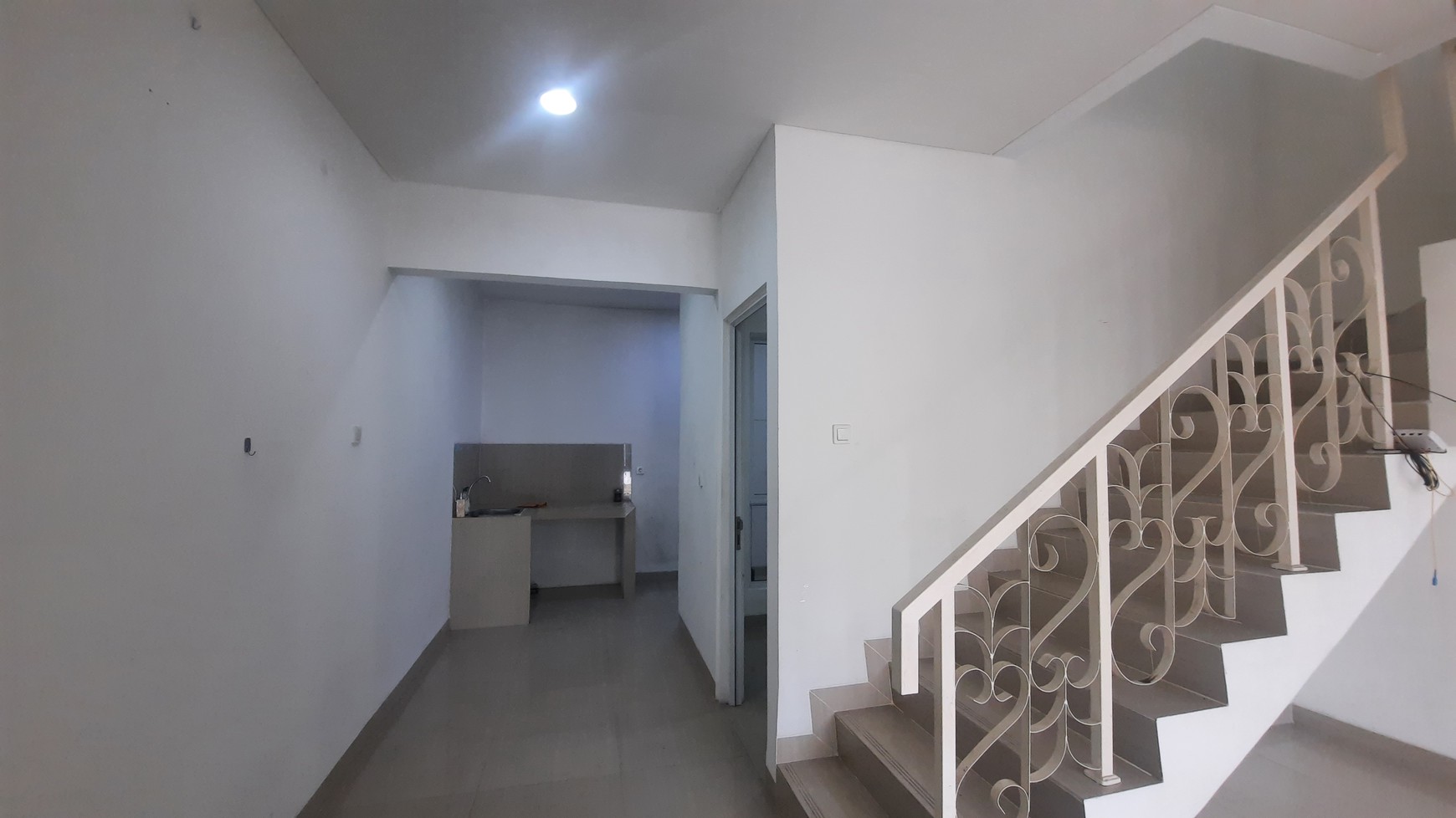 RUMAH MINIMALIS SEMI FURNISHED DI LOKASI STRATEGIS DI CLUSTER MONACO SPORT CITY JABABEKA RESIDENCE