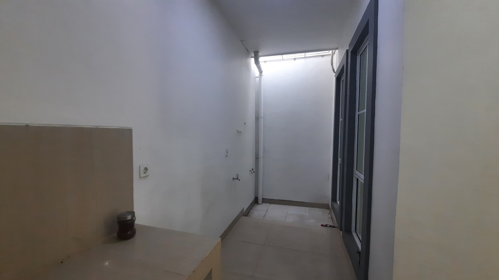 RUMAH MINIMALIS SEMI FURNISHED DI LOKASI STRATEGIS DI CLUSTER MONACO SPORT CITY JABABEKA RESIDENCE