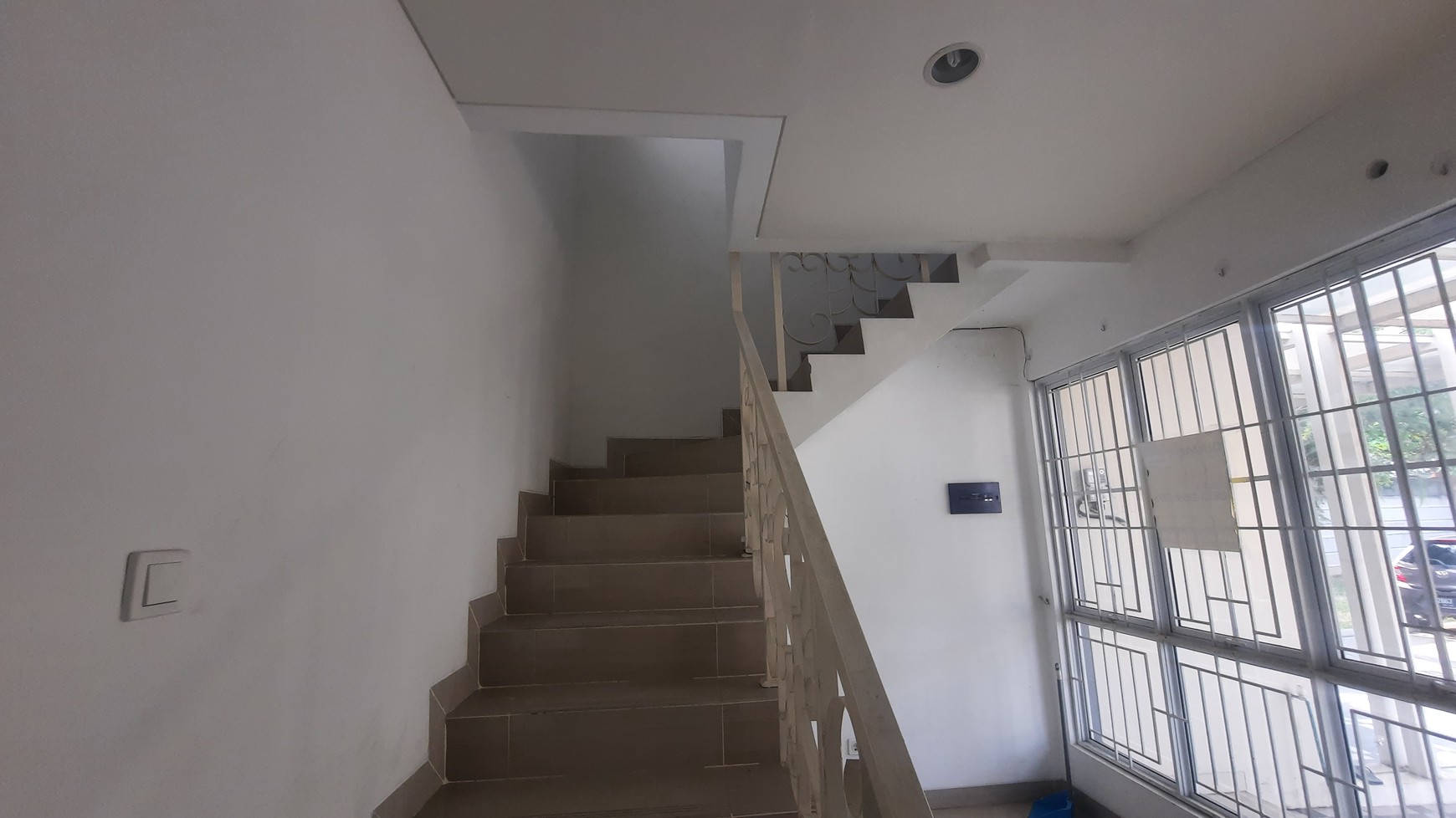 RUMAH MINIMALIS SEMI FURNISHED DI LOKASI STRATEGIS DI CLUSTER MONACO SPORT CITY JABABEKA RESIDENCE