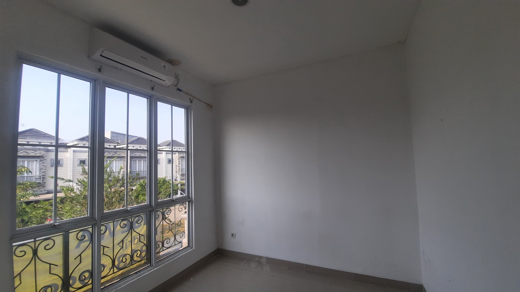 RUMAH MINIMALIS SEMI FURNISHED DI LOKASI STRATEGIS DI CLUSTER MONACO SPORT CITY JABABEKA RESIDENCE