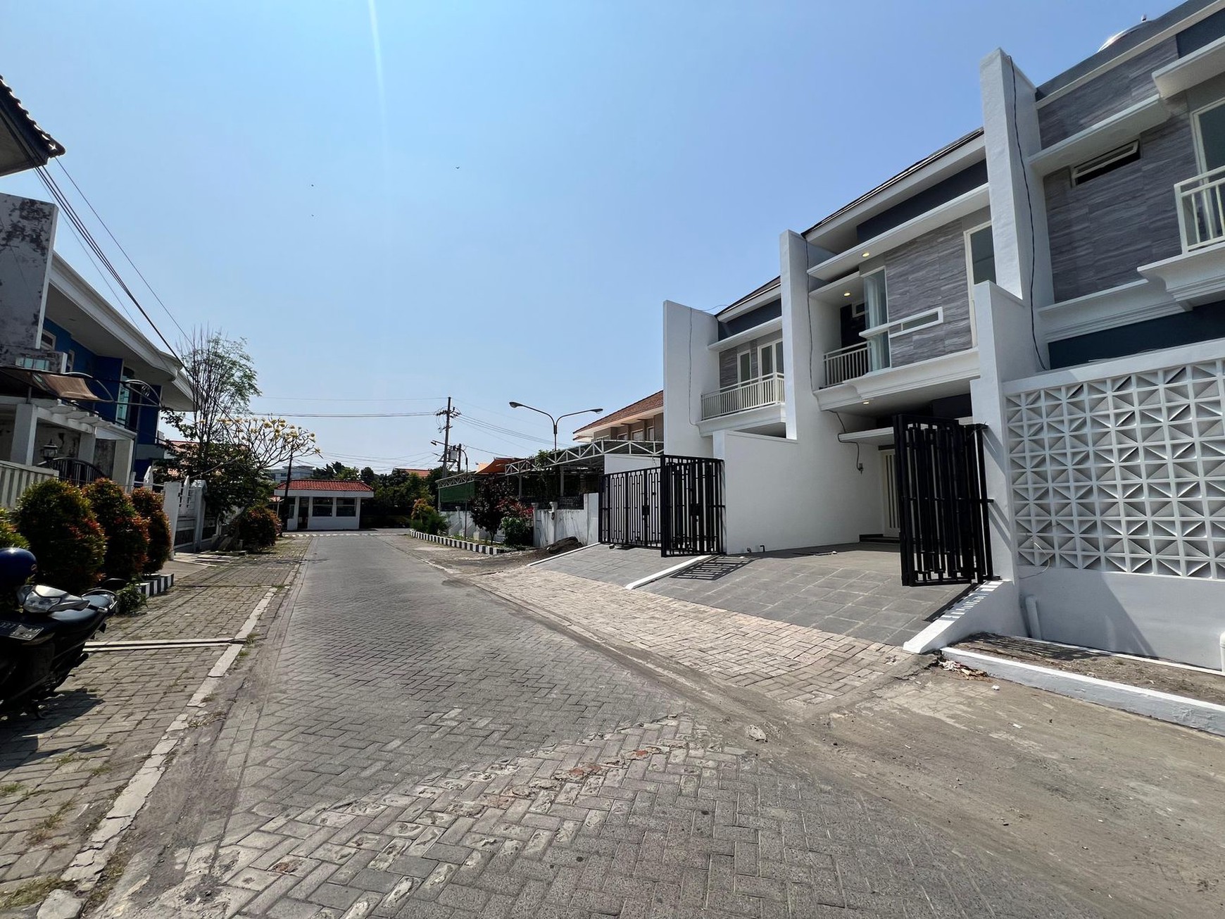 New Murah Rp. 1 Milyar-an Rumah Baru Jemursari Selatan   Surabaya Timur  Dekat Petra , Akses TOL , Bandara Juanda