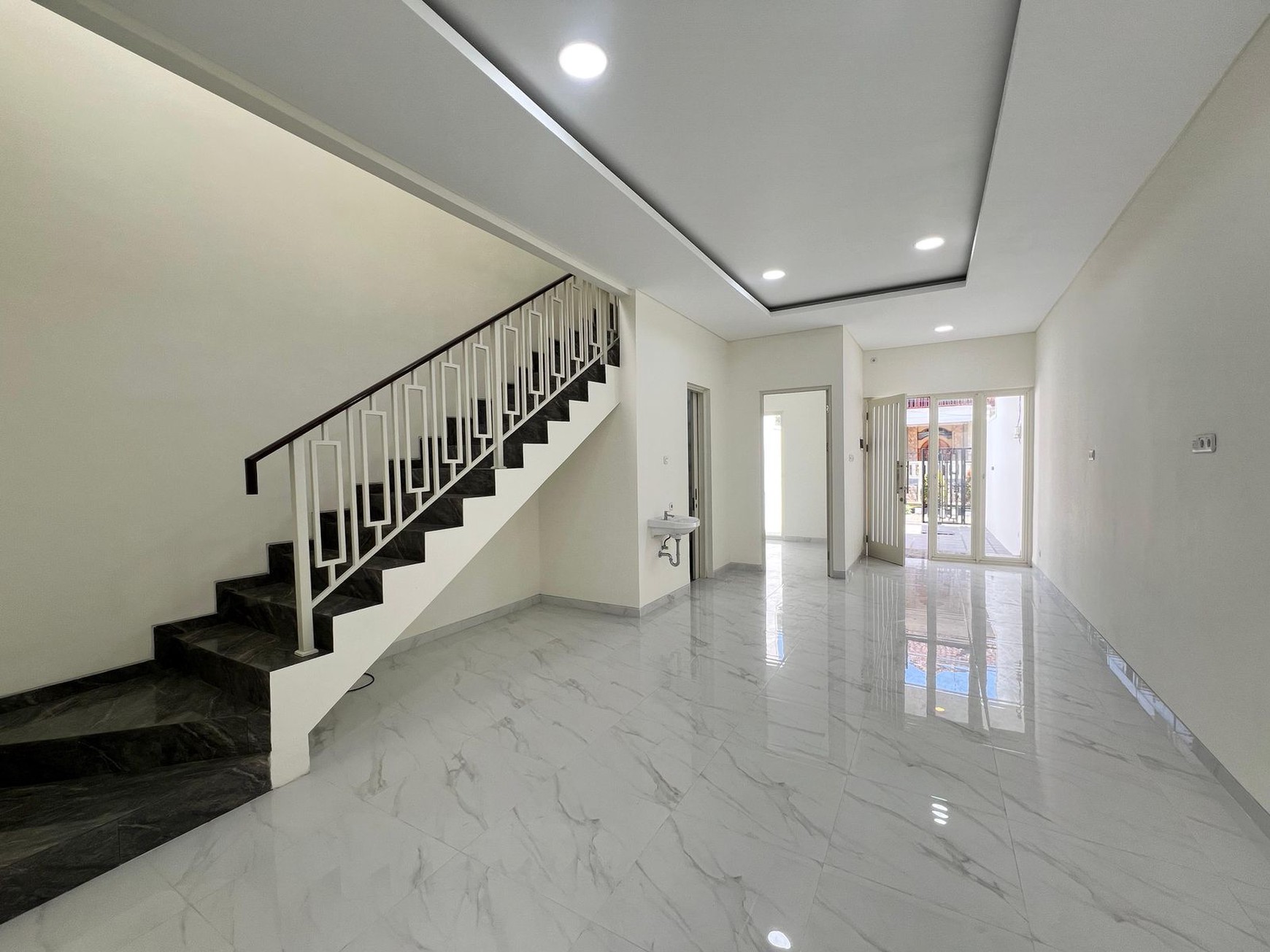  2 Milyaran Dijual Rumah Baru Jemursari Selatan - Surabaya Dekat Raya Jemursari, Ubaya Tenggilis Mejoyo, Uk Petra Siwalankerto