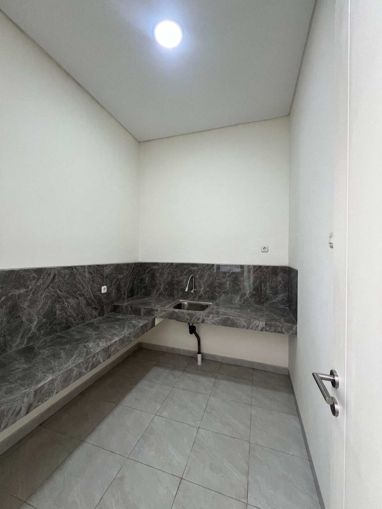  2 Milyaran Dijual Rumah Baru Jemursari Selatan - Surabaya Dekat Raya Jemursari, Ubaya Tenggilis Mejoyo, Uk Petra Siwalankerto
