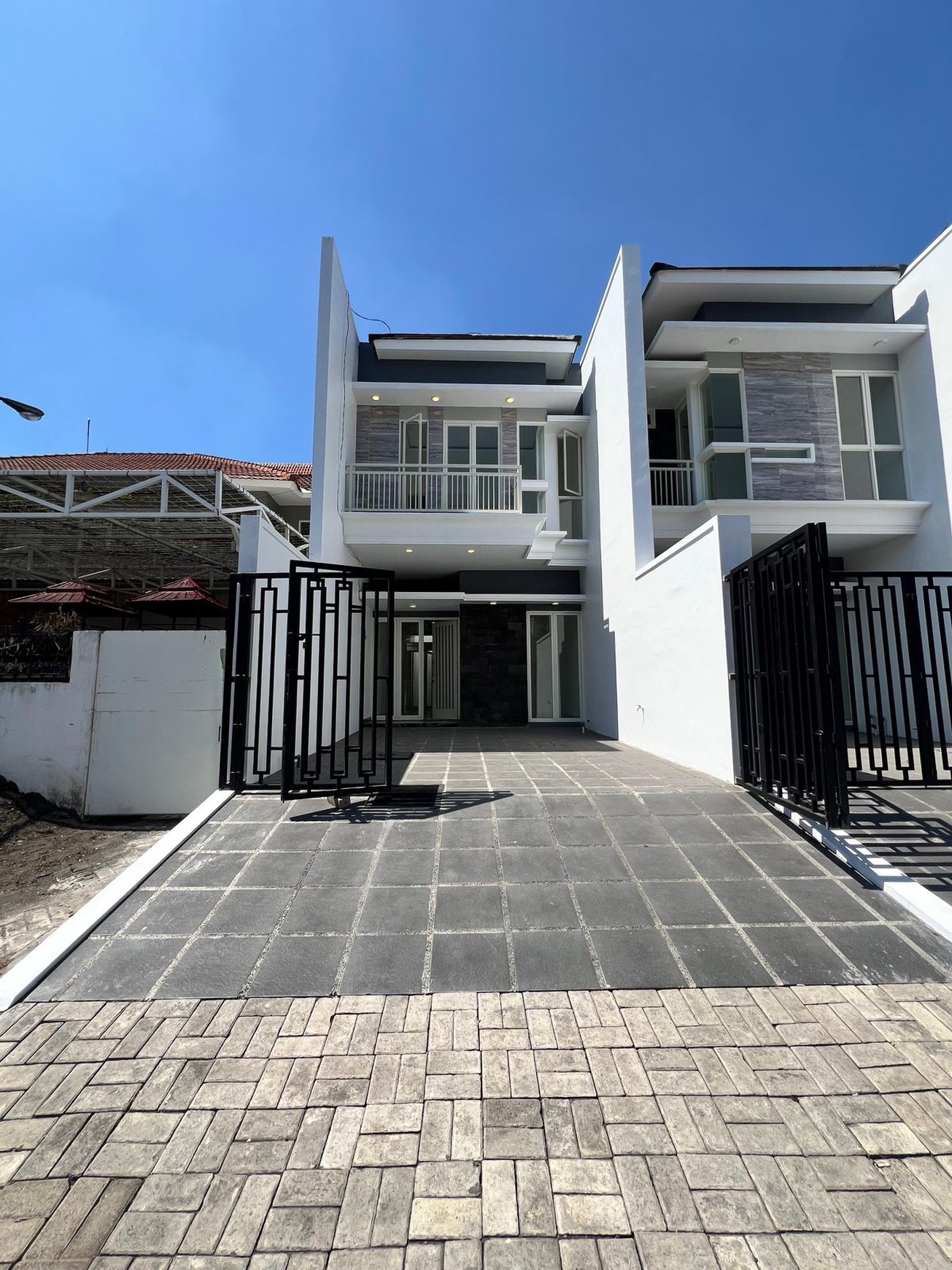  2 Milyaran Dijual Rumah Baru Jemursari Selatan - Surabaya Dekat Raya Jemursari, Ubaya Tenggilis Mejoyo, Uk Petra Siwalankerto