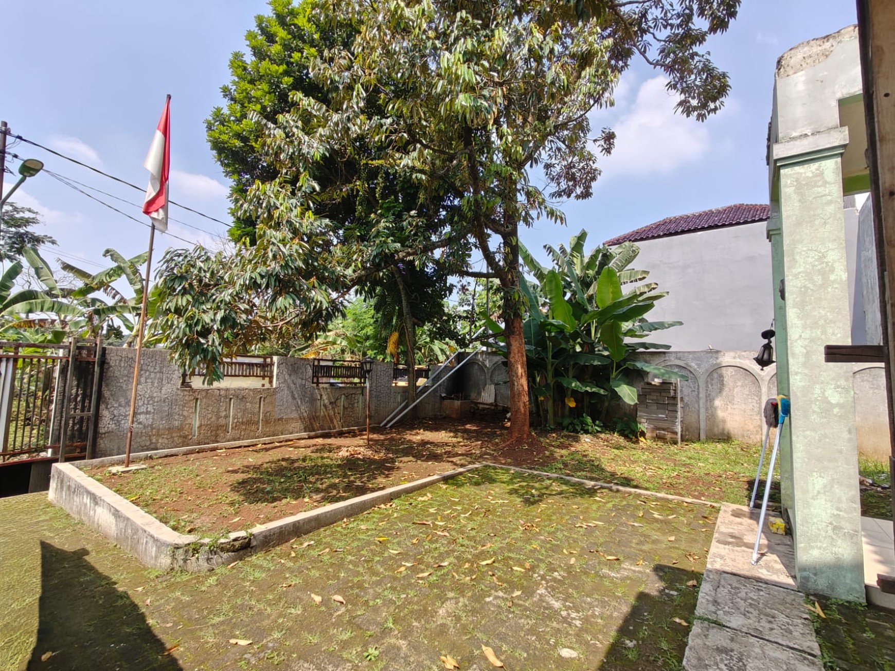 Rumah di lingkungan yang tenang dekat Kahfi 1 Ciganjur Jagakarsa Jakarta Selatan