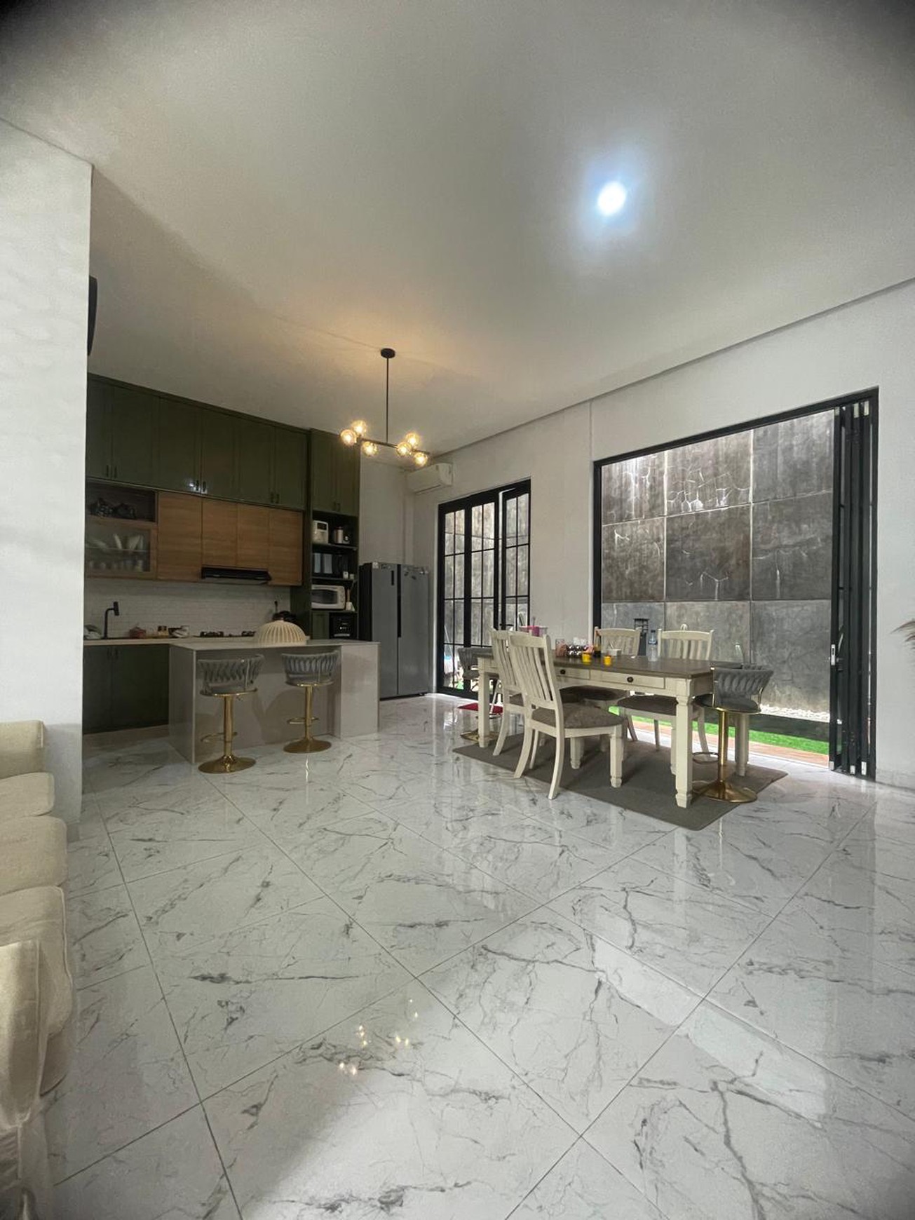 Disewakan Rumah Siap Huni bergaya modern di Valencia Graha Raya