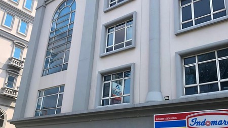 Disewakan/Sale - Ruko 5 Lantai Lokasi Strategis dengan Elevator di Meruya Ilir Maqna Residence, Siap Pakai!
