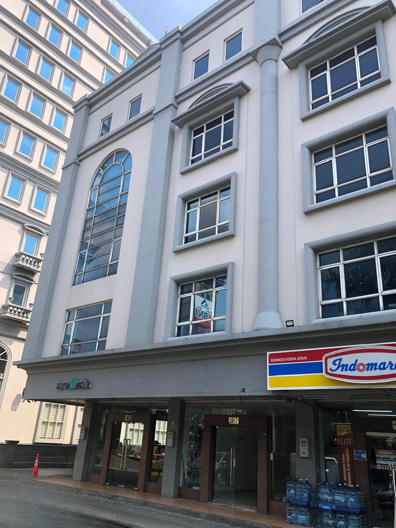 Disewakan/Sale - Ruko 5 Lantai Lokasi Strategis dengan Elevator di Meruya Ilir Maqna Residence, Siap Pakai!