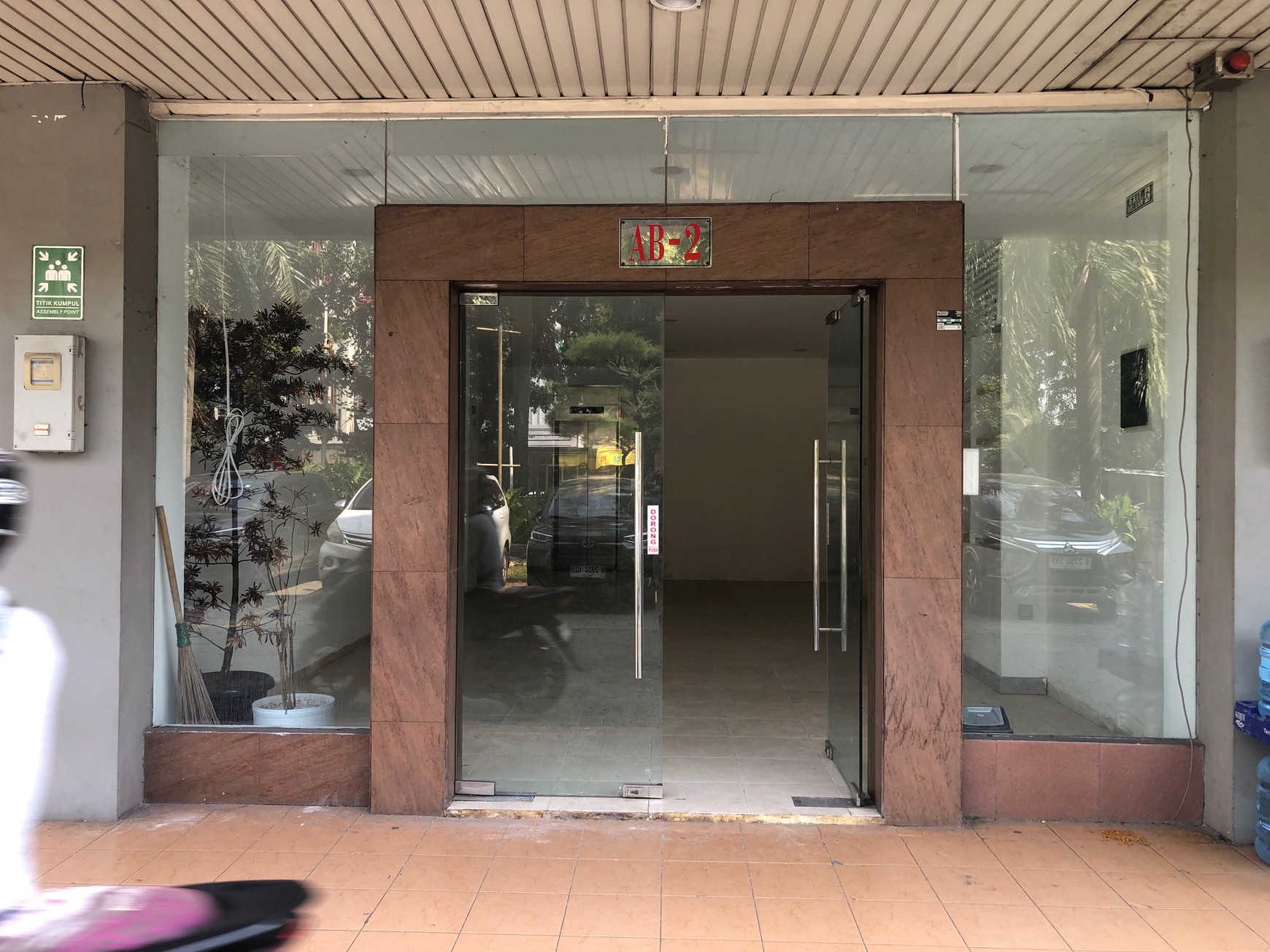 Disewakan/Sale - Ruko 5 Lantai Lokasi Strategis dengan Elevator di Meruya Ilir Maqna Residence, Siap Pakai!