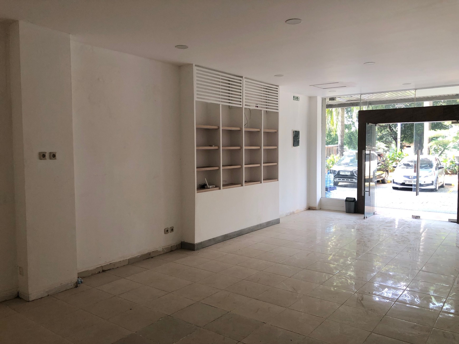Disewakan/Sale - Ruko 5 Lantai Lokasi Strategis dengan Elevator di Meruya Ilir Maqna Residence, Siap Pakai!