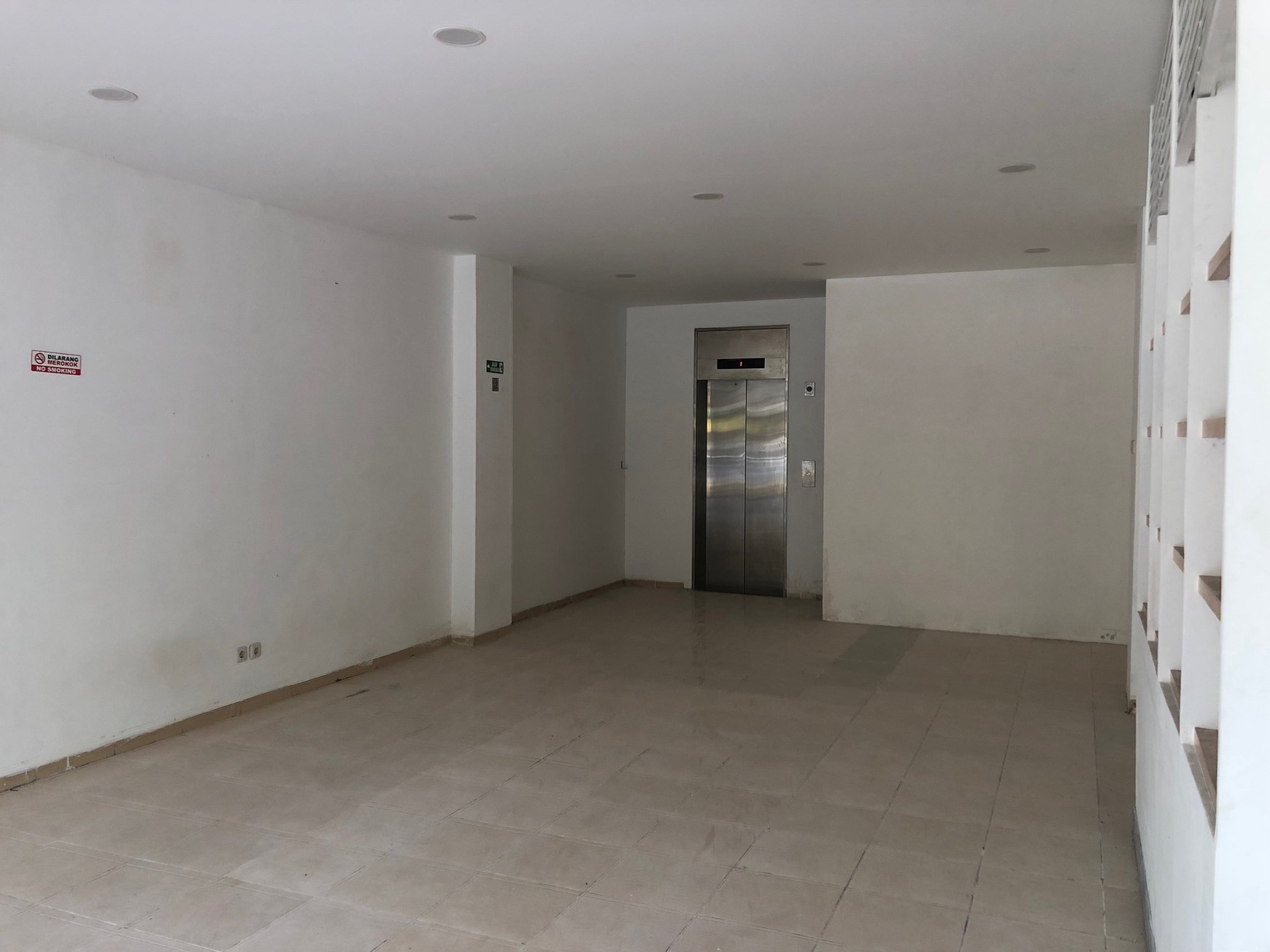 Disewakan/Sale - Ruko 5 Lantai Lokasi Strategis dengan Elevator di Meruya Ilir Maqna Residence, Siap Pakai!