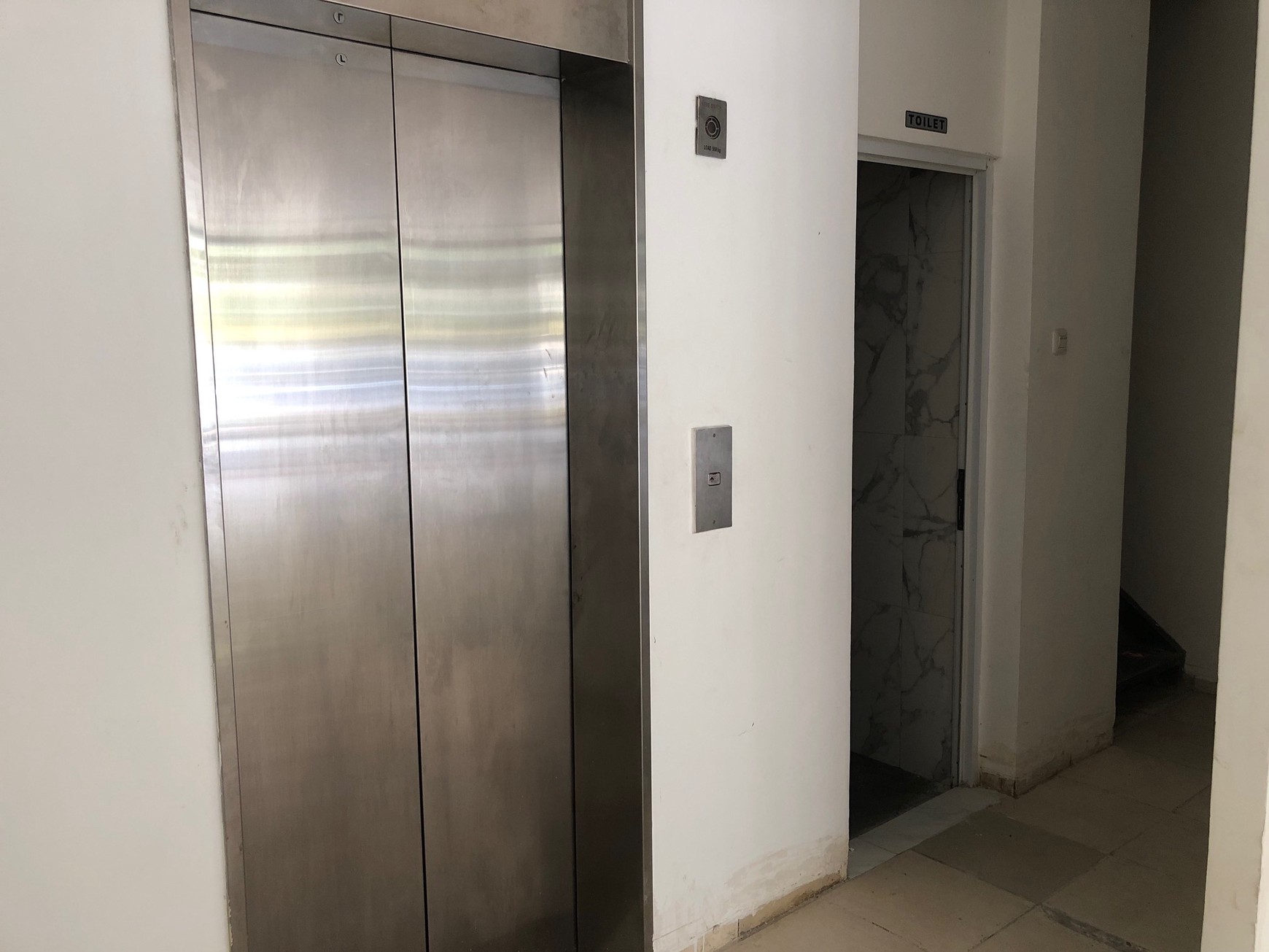 Disewakan/Sale - Ruko 5 Lantai Lokasi Strategis dengan Elevator di Meruya Ilir Maqna Residence, Siap Pakai!