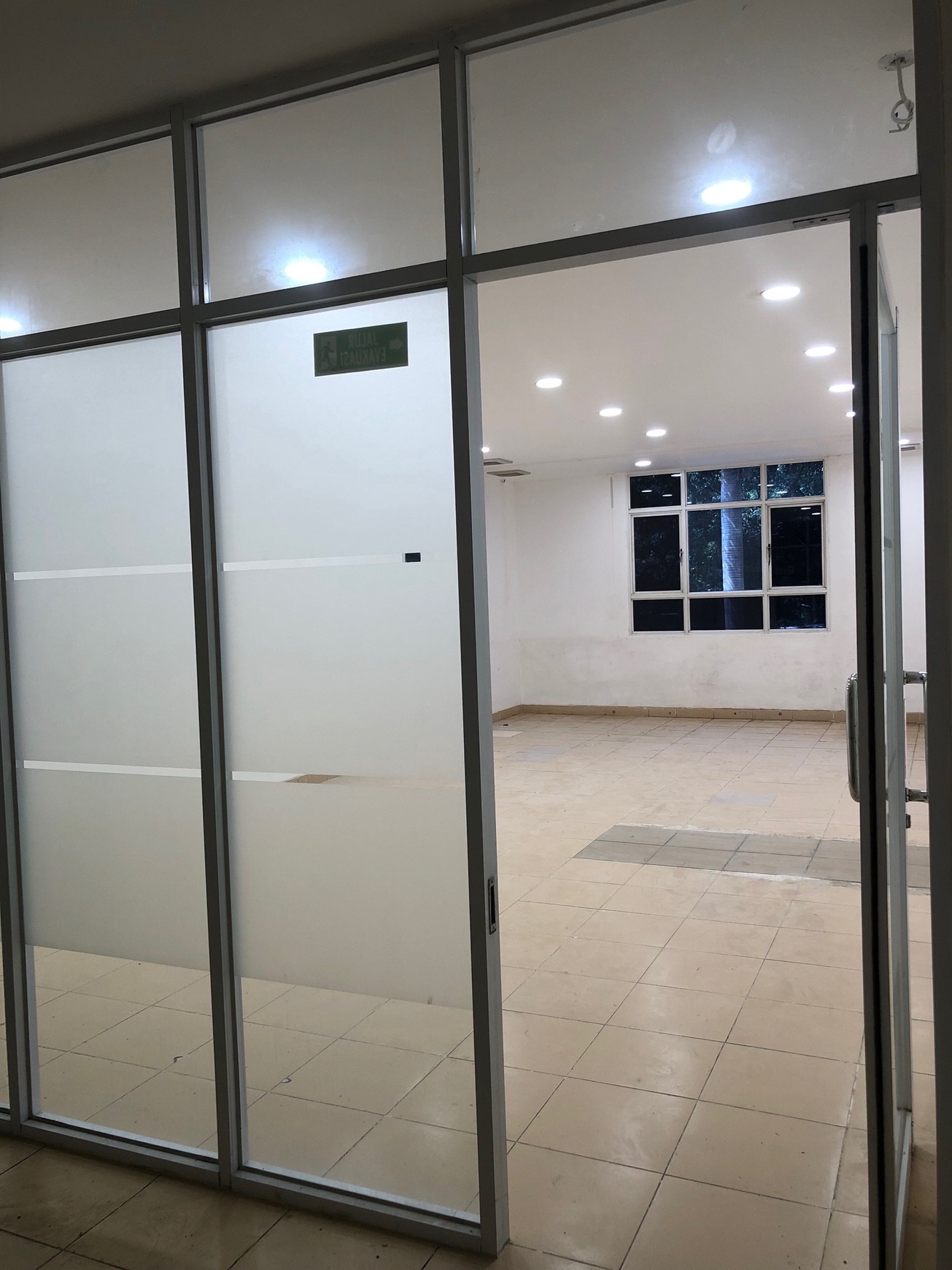 Disewakan/Sale - Ruko 5 Lantai Lokasi Strategis dengan Elevator di Meruya Ilir Maqna Residence, Siap Pakai!