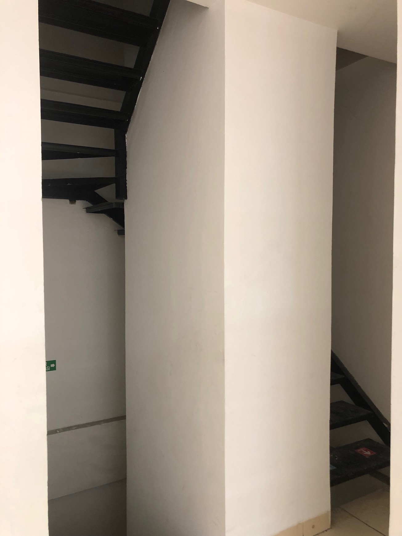 Disewakan/Sale - Ruko 5 Lantai Lokasi Strategis dengan Elevator di Meruya Ilir Maqna Residence, Siap Pakai!