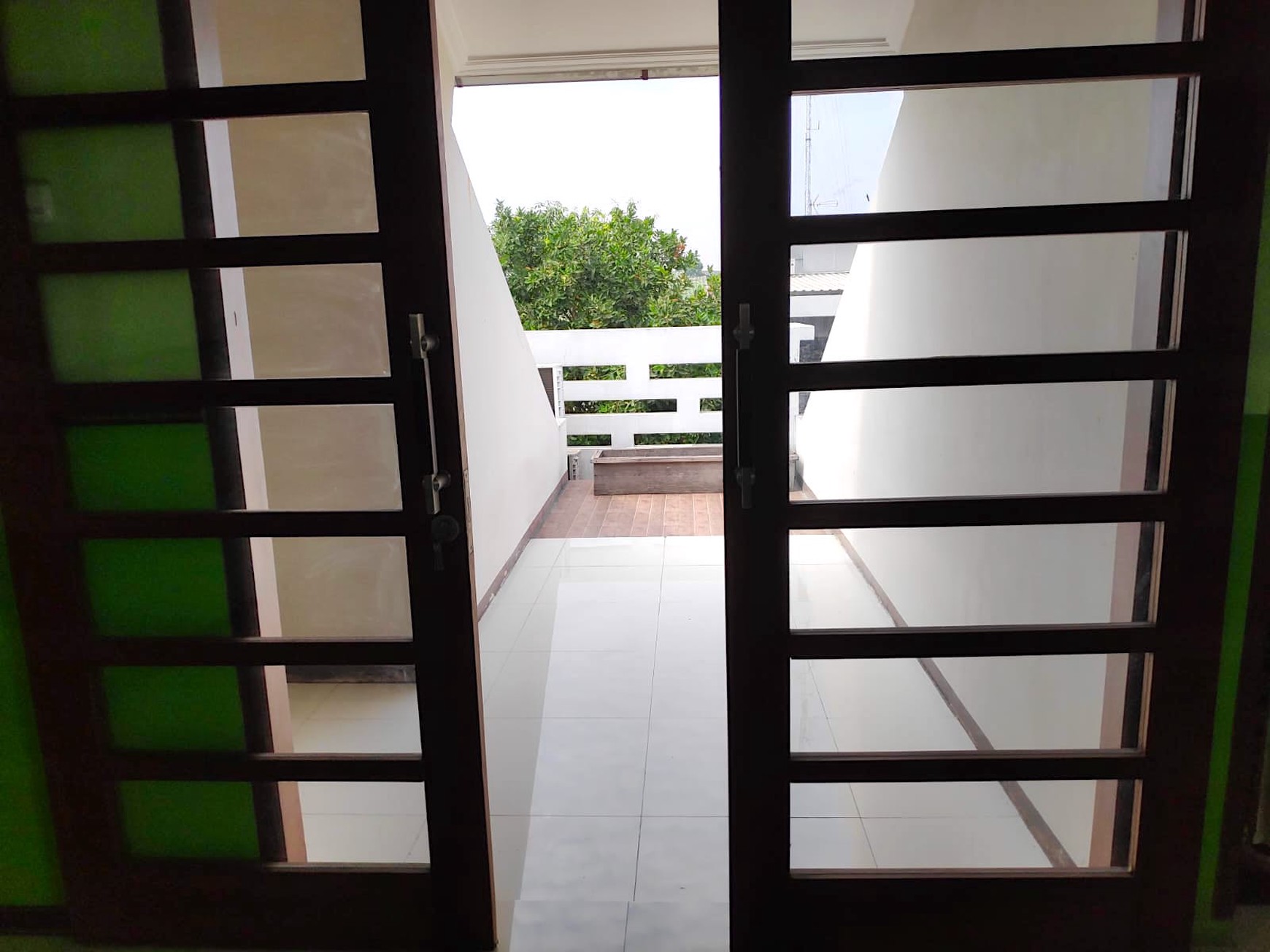 Rumah 3 Lantai Di Mekar Indah Jababeka 5 Kamar Tepi Jalan Boulevard